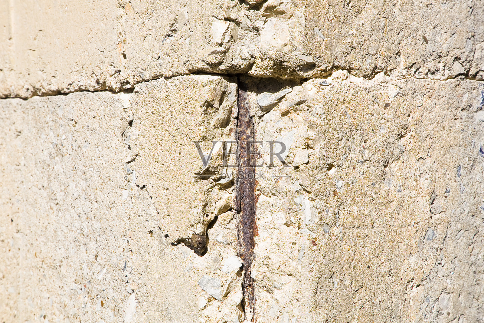 混凝土覆盖层破损和钢筋氧化腐蚀——混凝土碎片从混凝土体上脱落照片摄影图片