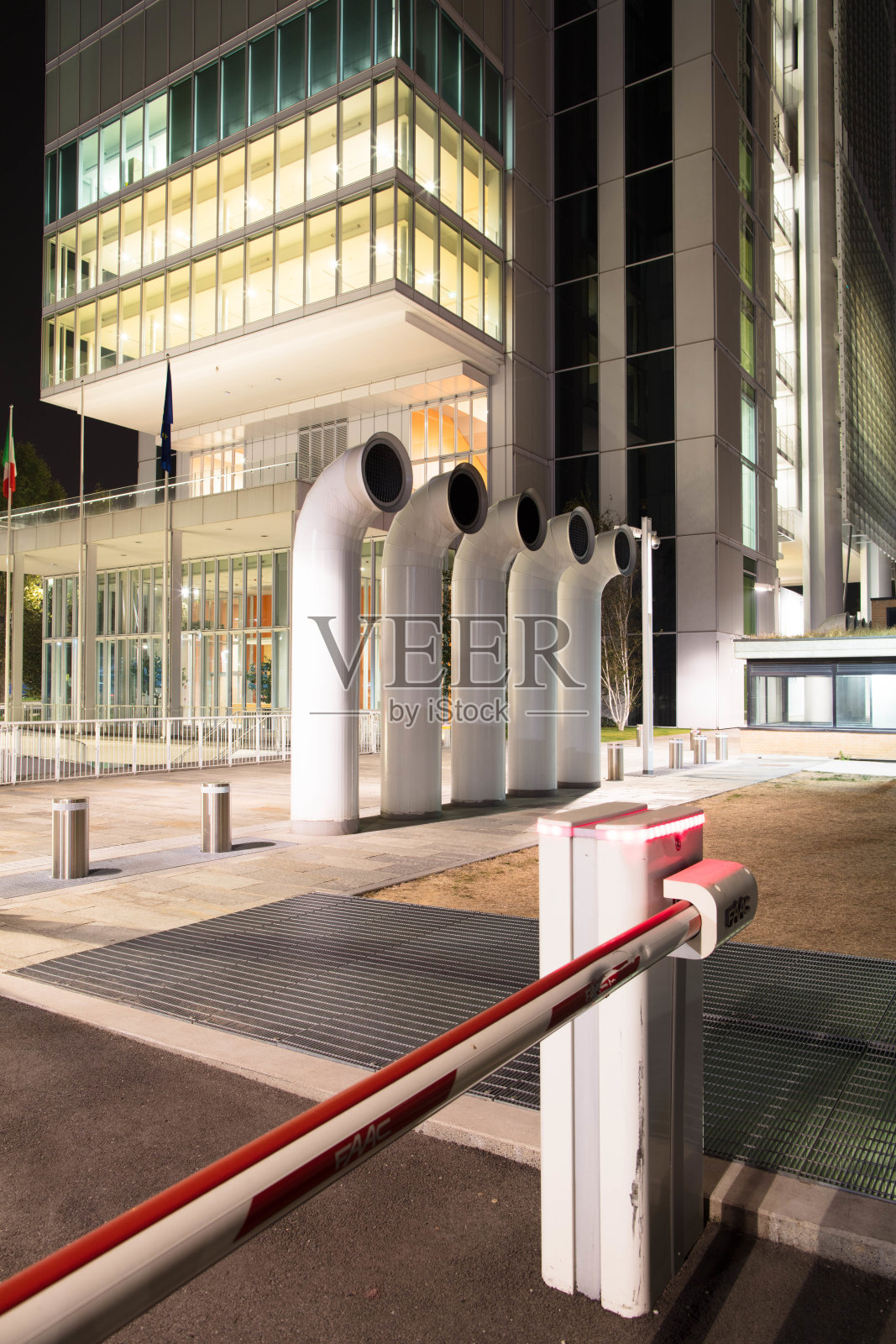 城市在夜间灯火通明。照片摄影图片