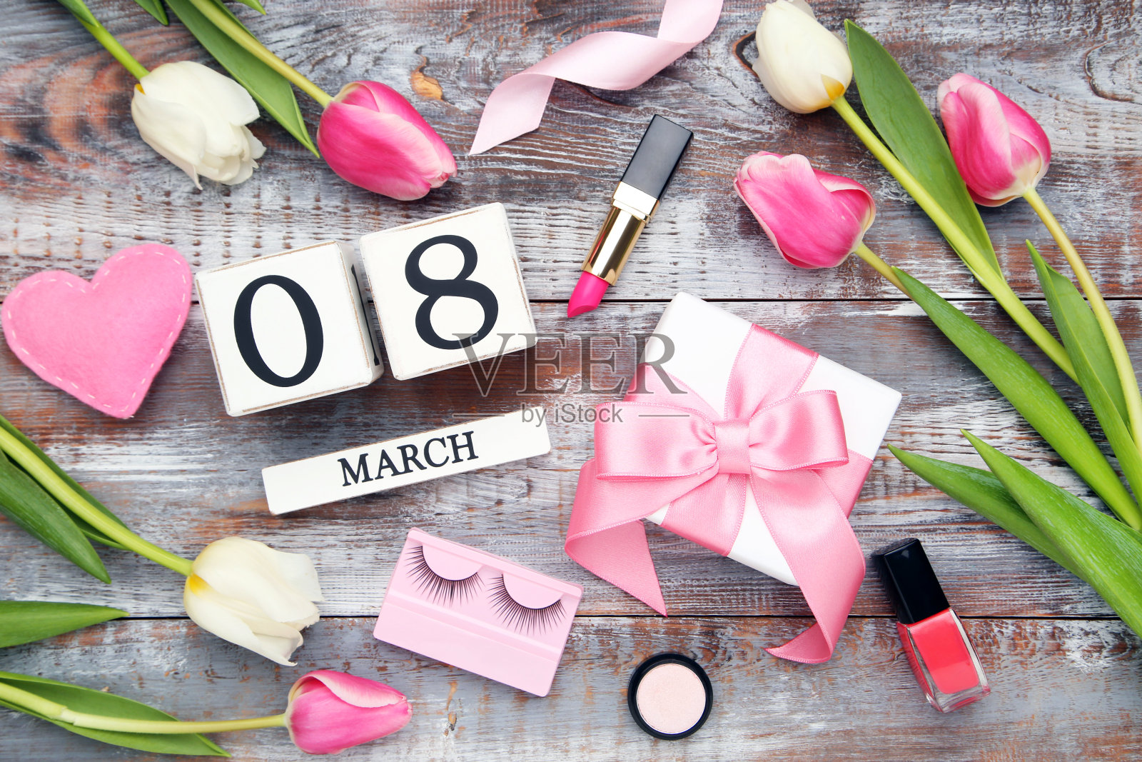郁金香花，立方体日历，化妆品和木制背景的礼盒照片摄影图片