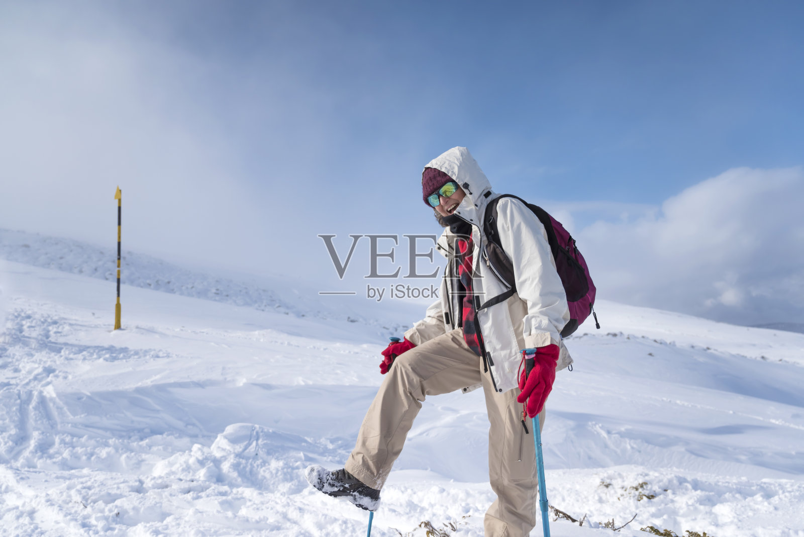 冬季登山的老年妇女照片摄影图片