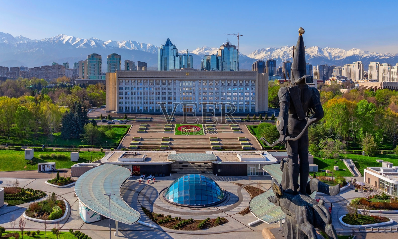 哈萨克斯坦独立纪念碑和阿拉木图市市长办公室照片摄影图片