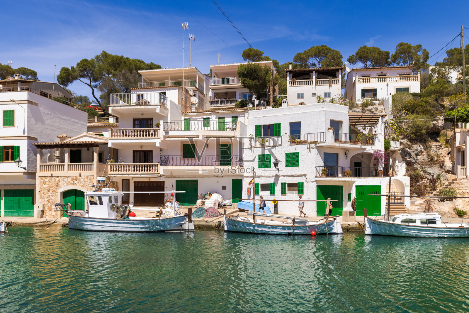 卡拉菲格拉港口的小渔船海景照片摄影图片