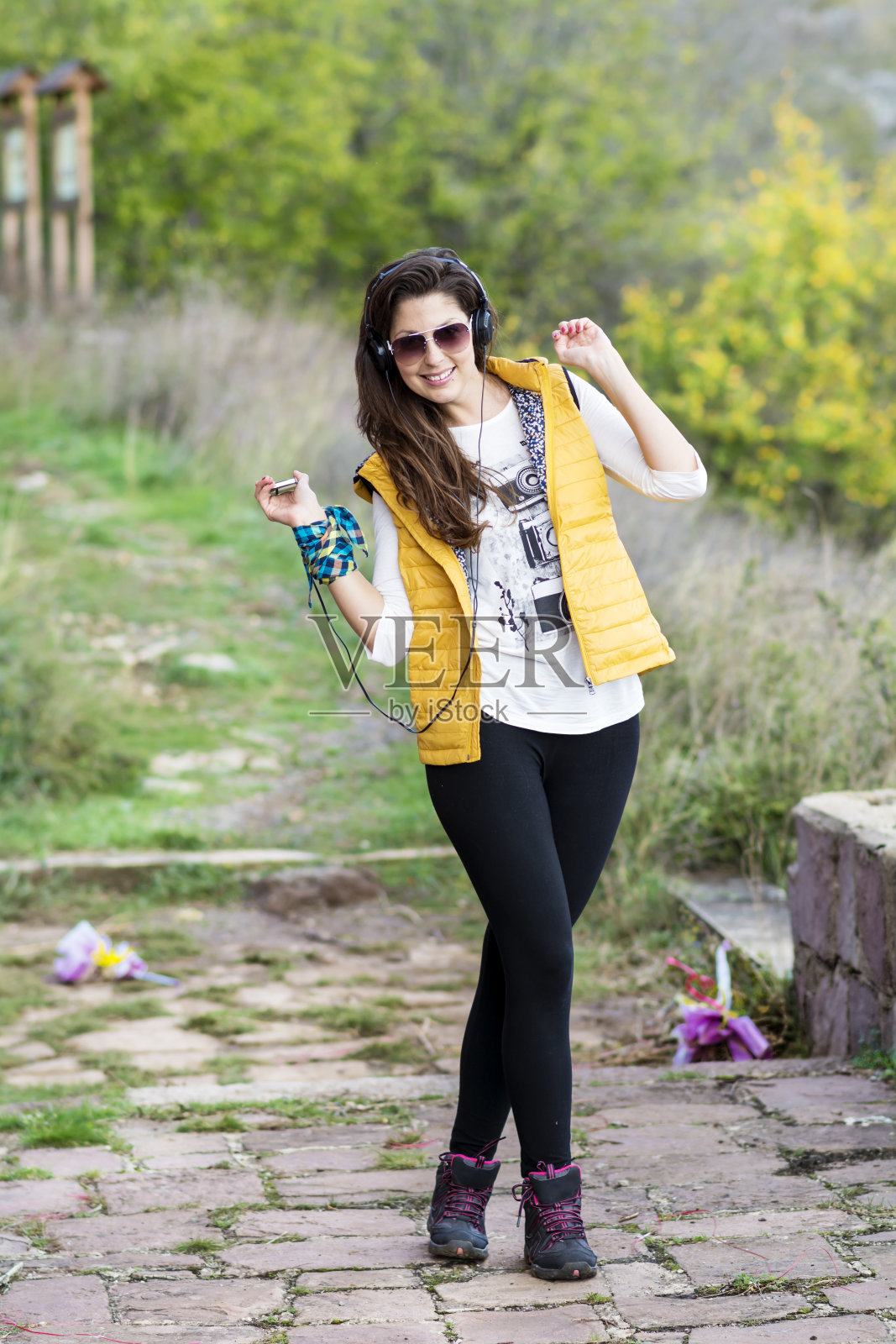 年轻女子在户外听音乐照片摄影图片