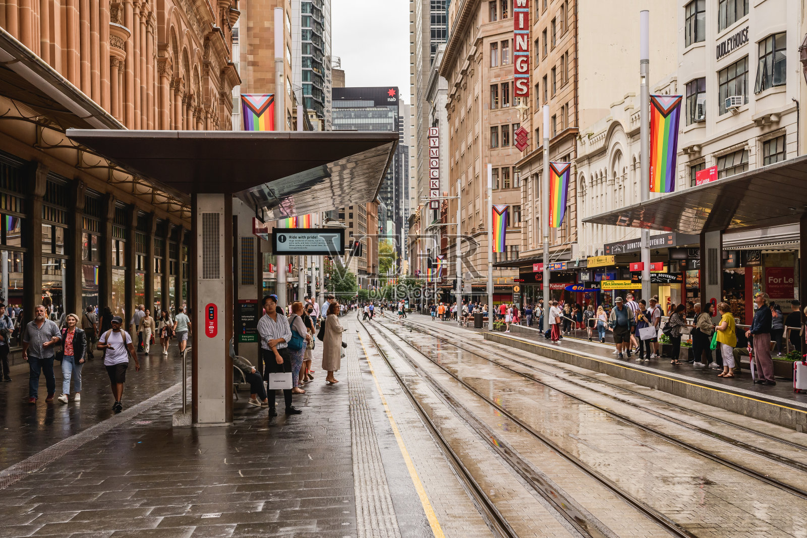 城市建筑，市中心的电车站，大城市拥挤的街道。照片摄影图片