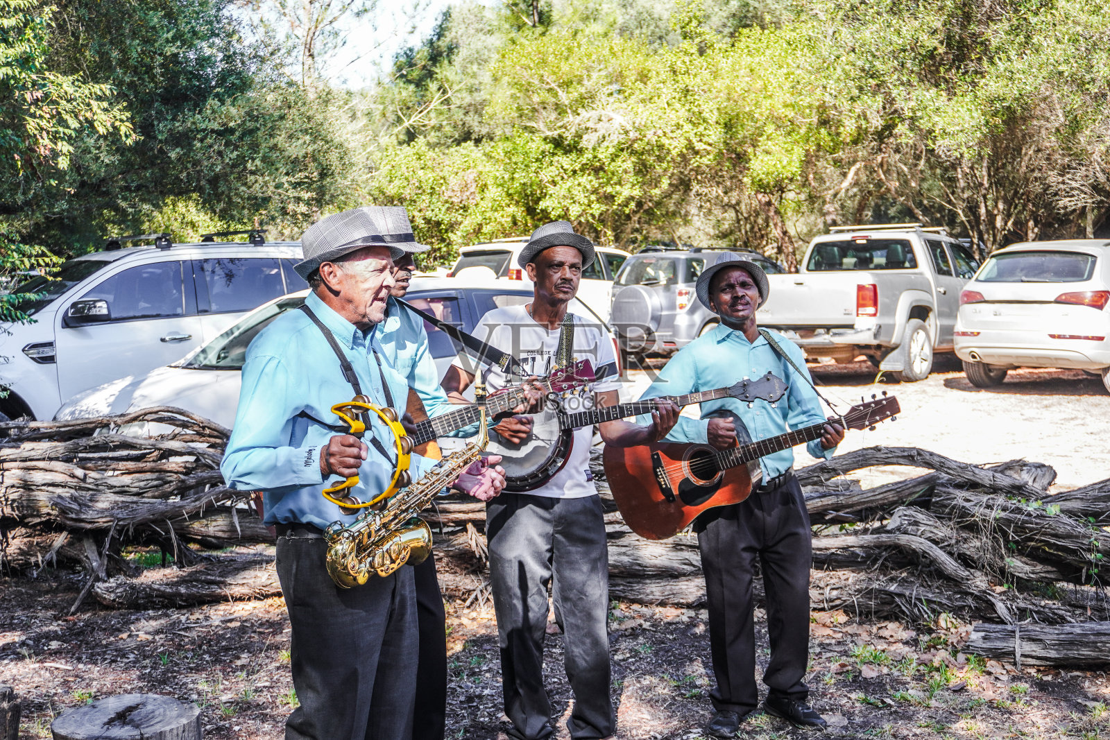 老人带照片摄影图片