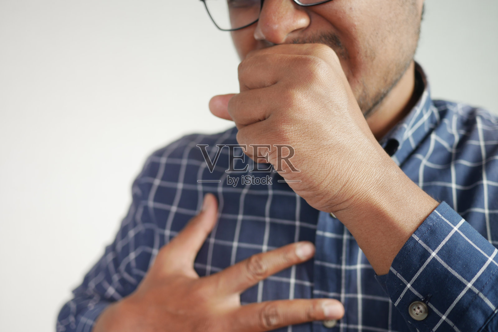 病人得了流感过敏，打喷嚏和擤鼻涕照片摄影图片