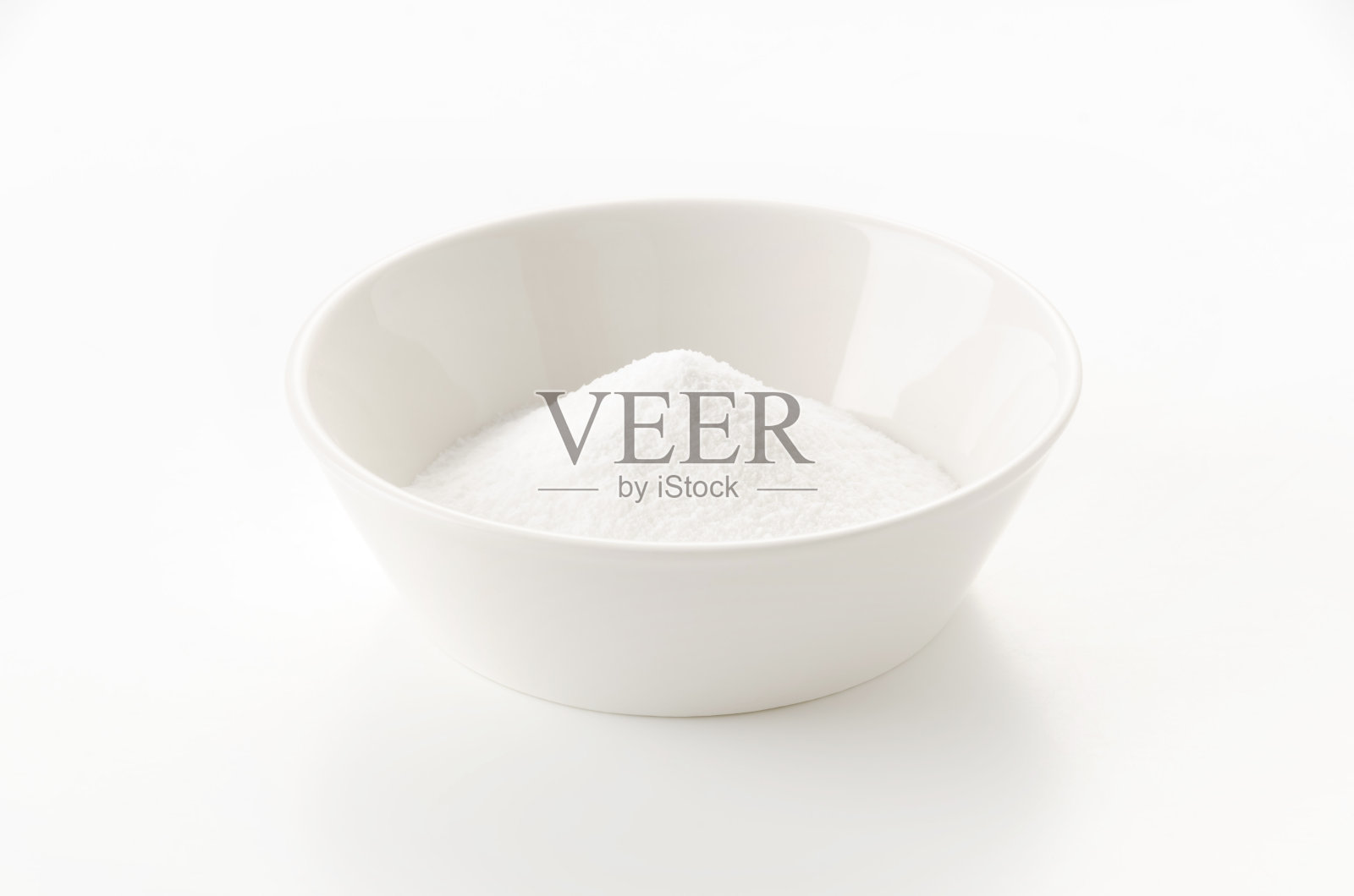 白色背景的小苏打碗照片摄影图片