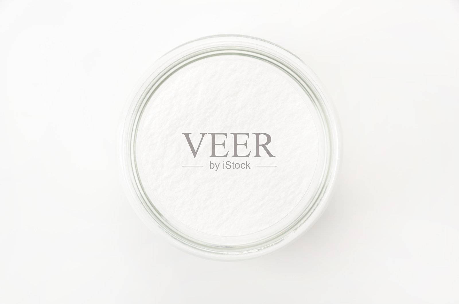 白色背景的小苏打玻璃罐照片摄影图片