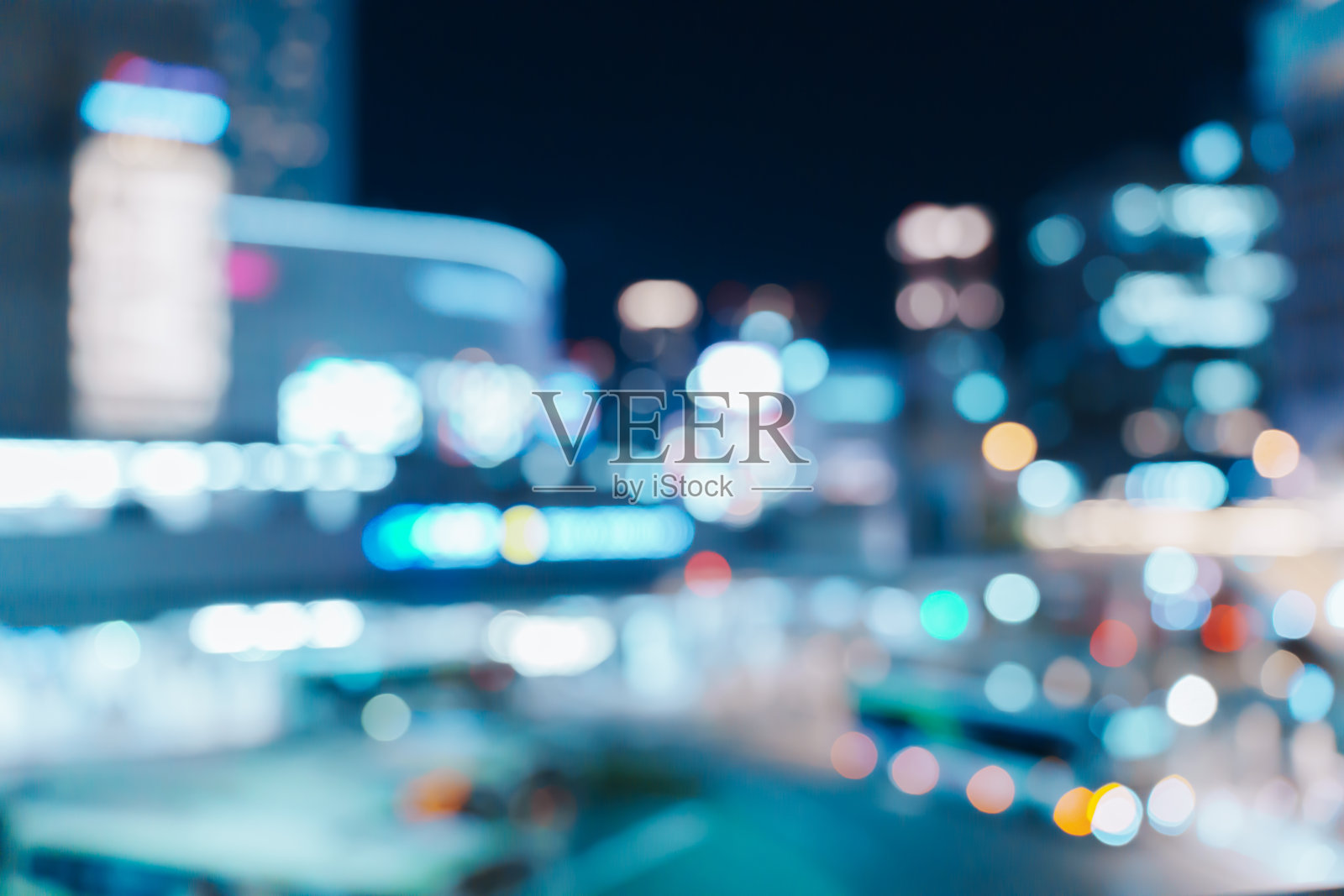 城市的灯光模糊了。照片摄影图片