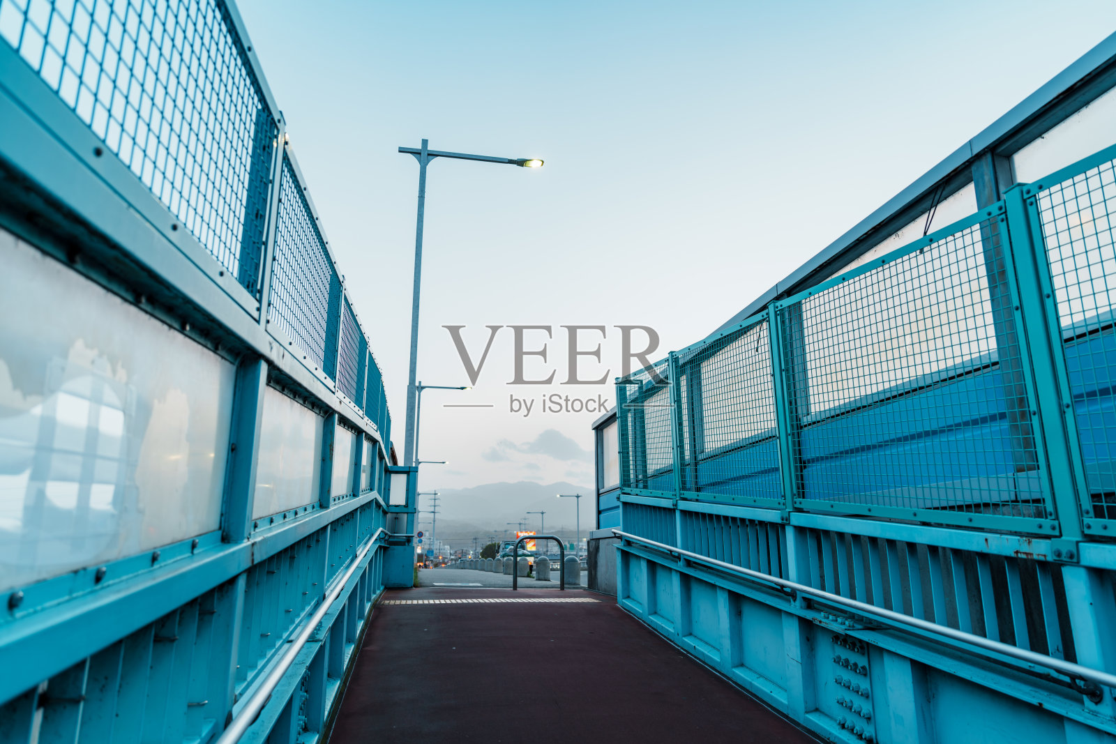 从人行天桥上俯瞰城市照片摄影图片