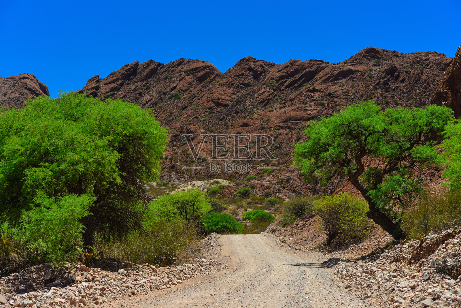 一条砾石路穿过莫利诺斯周围崎岖的风景照片摄影图片