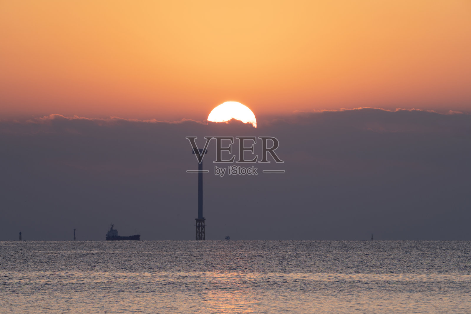 风力涡轮机施工现场的日落景色照片摄影图片