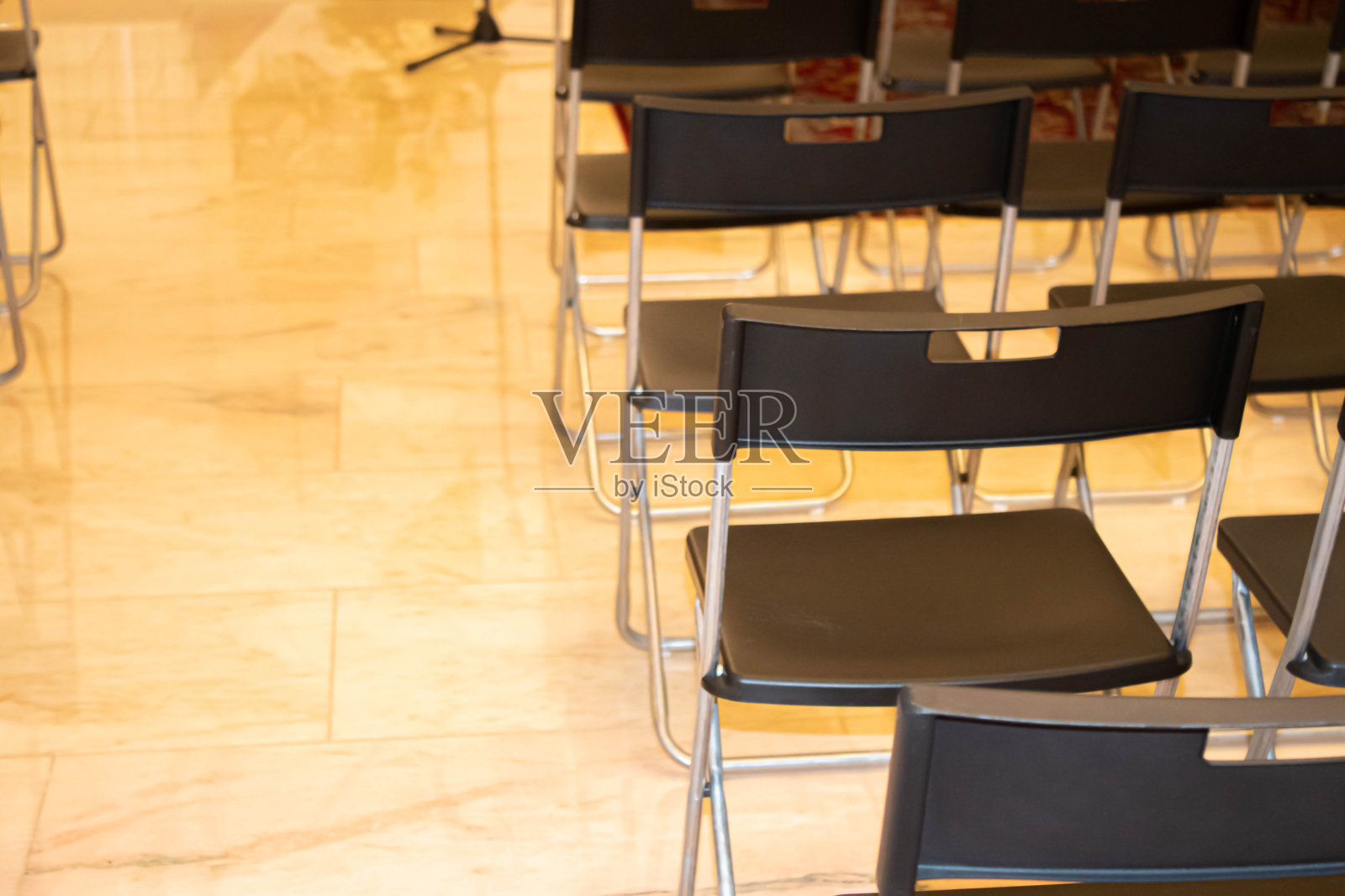 现代设计，白色背景上的塑料厨房椅照片摄影图片