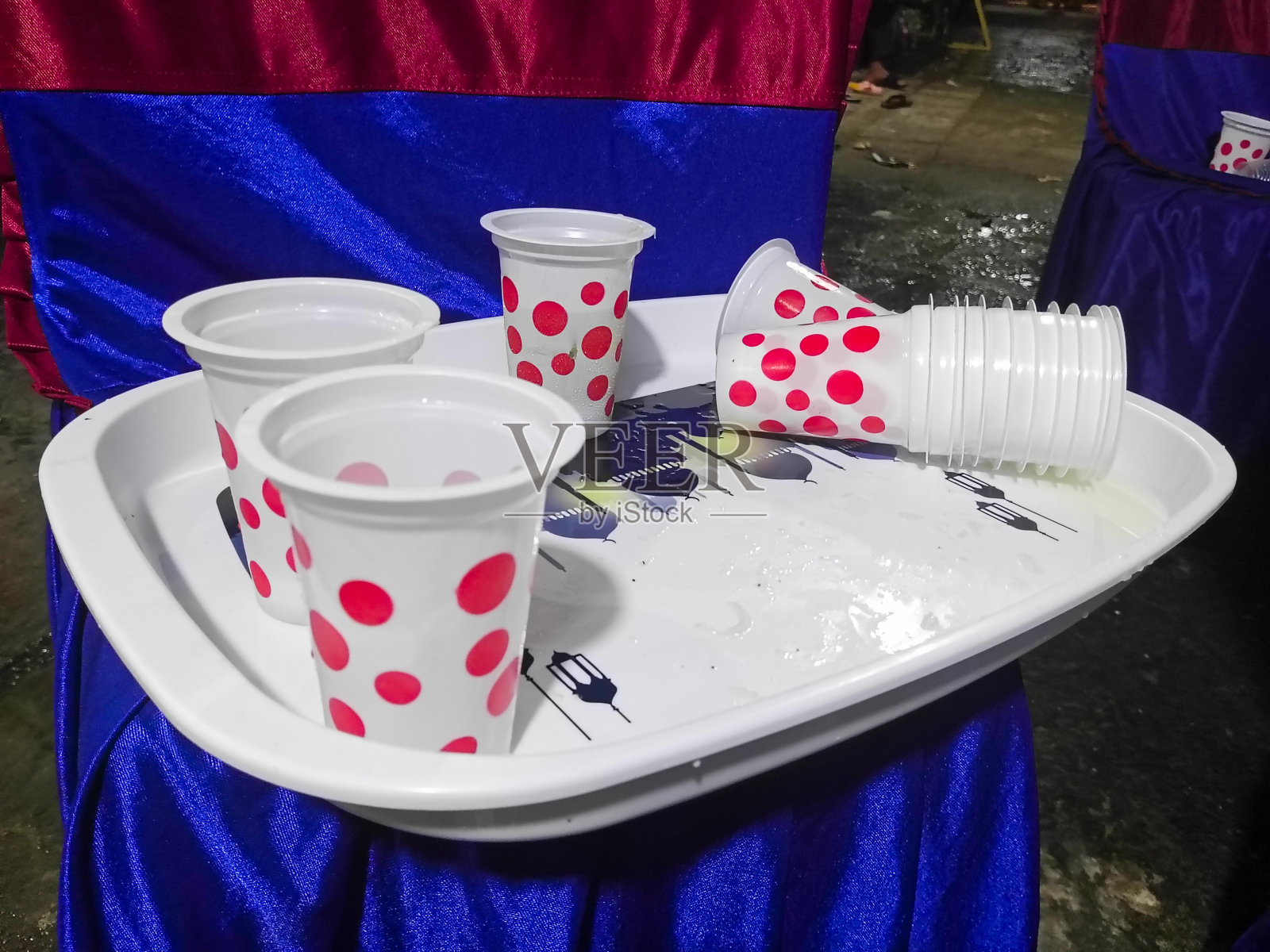 托盘上的空塑料酒杯。照片摄影图片