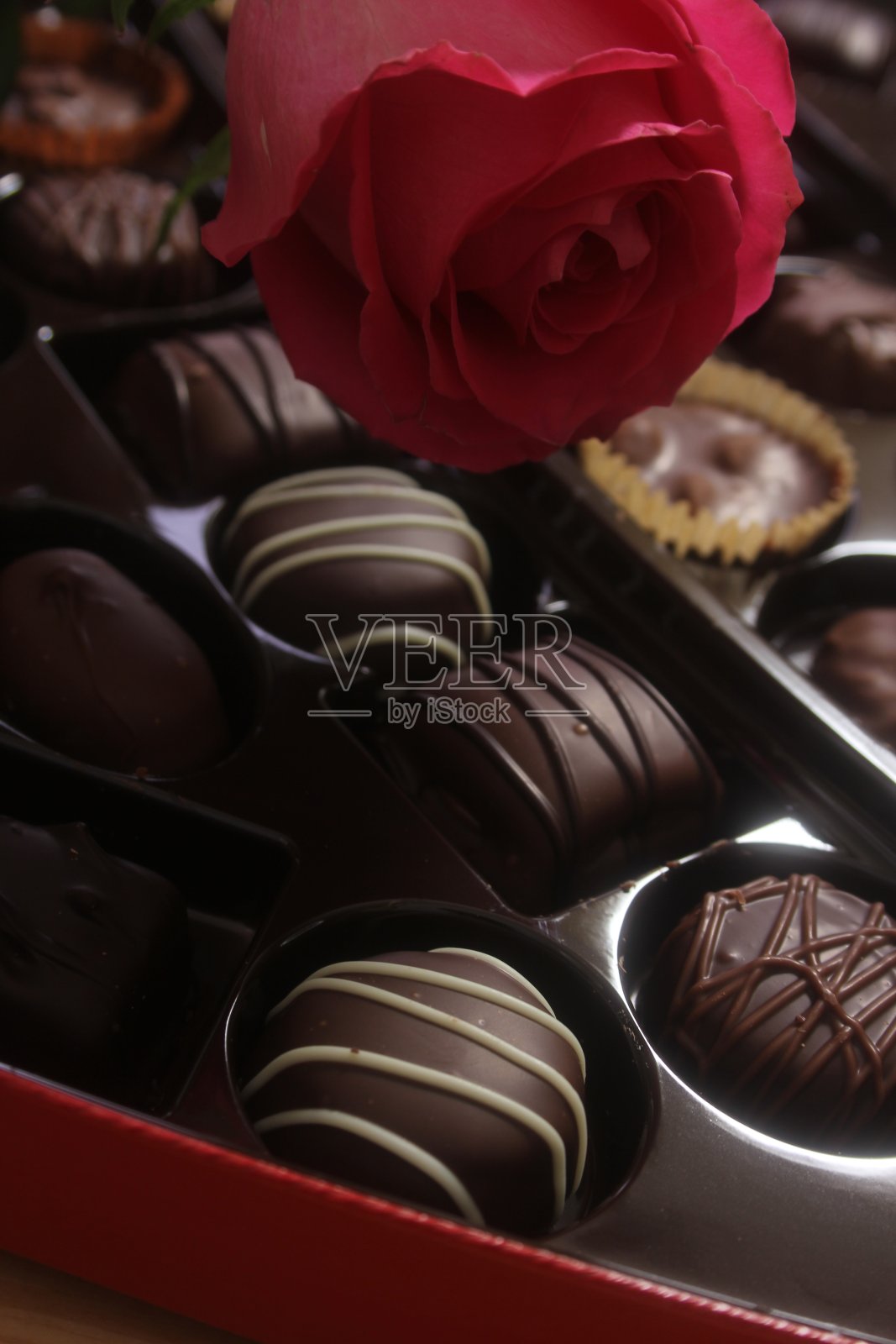 玫瑰和一盒各式各样的情人节巧克力照片摄影图片