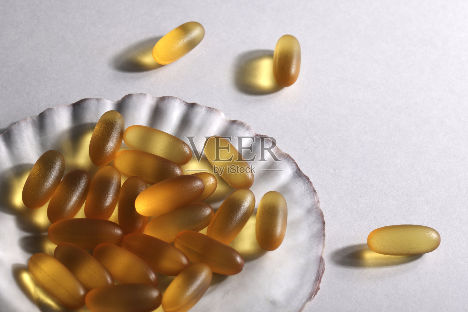 日常补充，健康，多种维生素，健康生活方式的概念。维生素欧米茄3在白色背景的外壳上。副本的空间。照片摄影图片