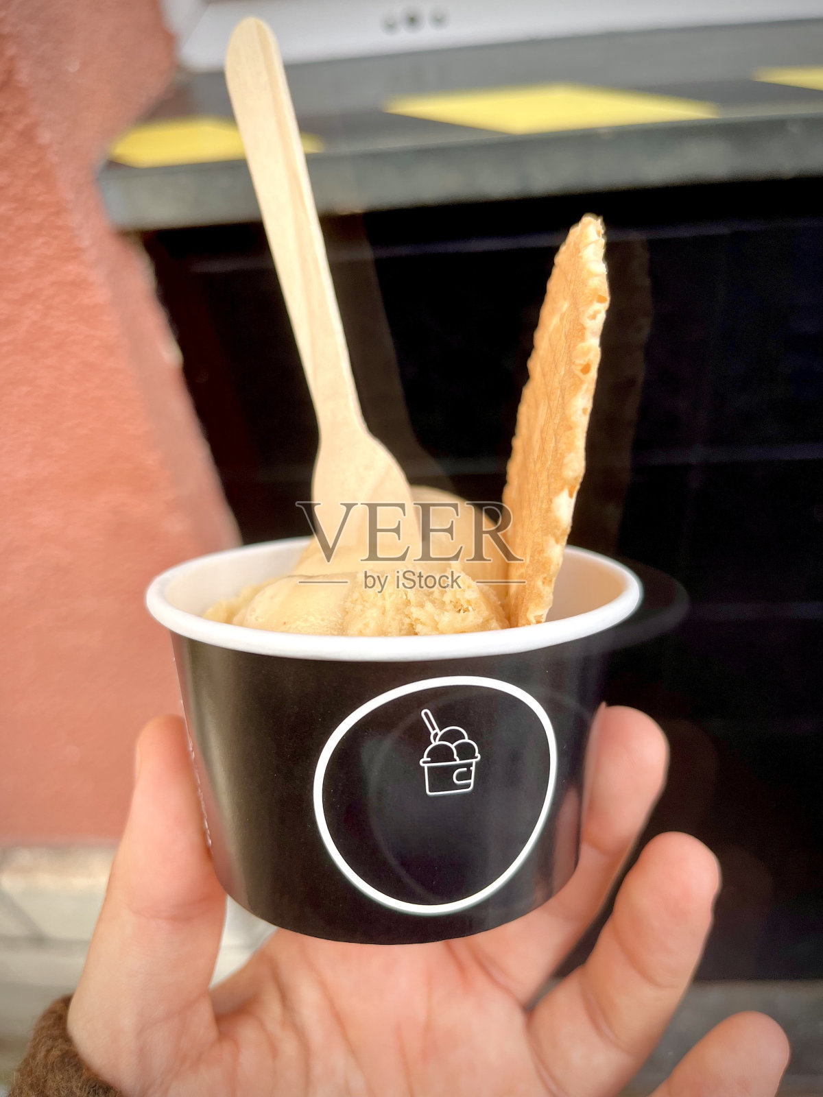 手握冰淇淋杯照片摄影图片