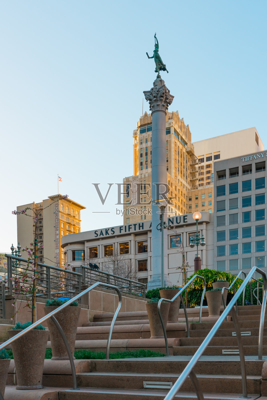 胜利纪念碑在标志性的旧金山零售商中美化了天际线。照片摄影图片