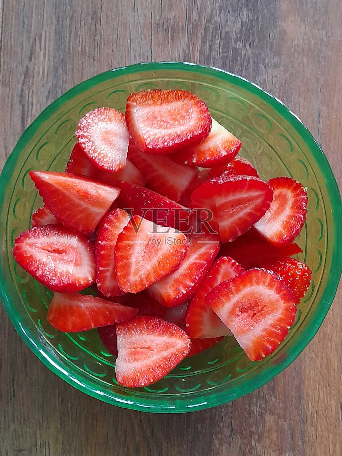 盘子里的草莓照片摄影图片