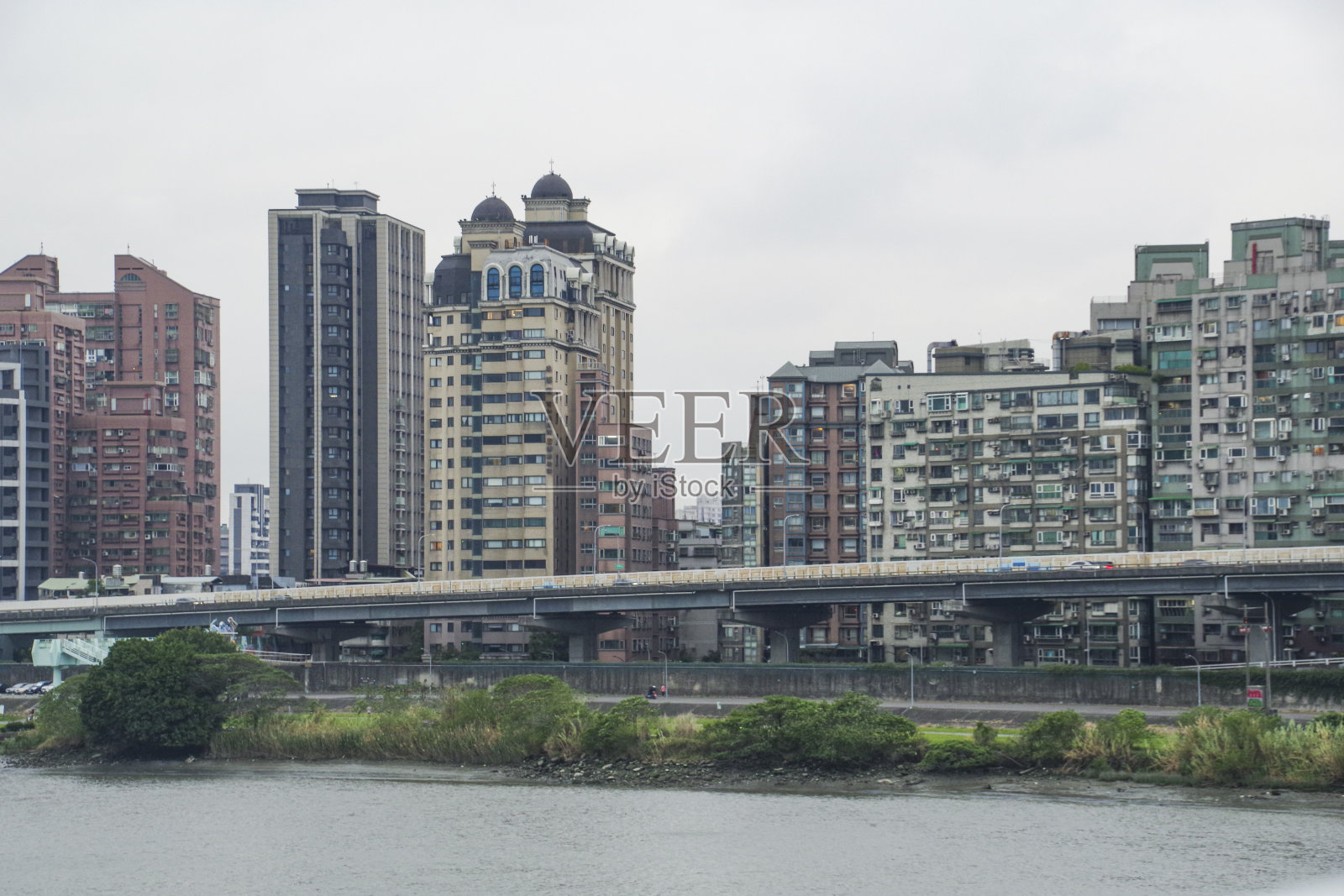 淡水河与新北市天际线照片摄影图片