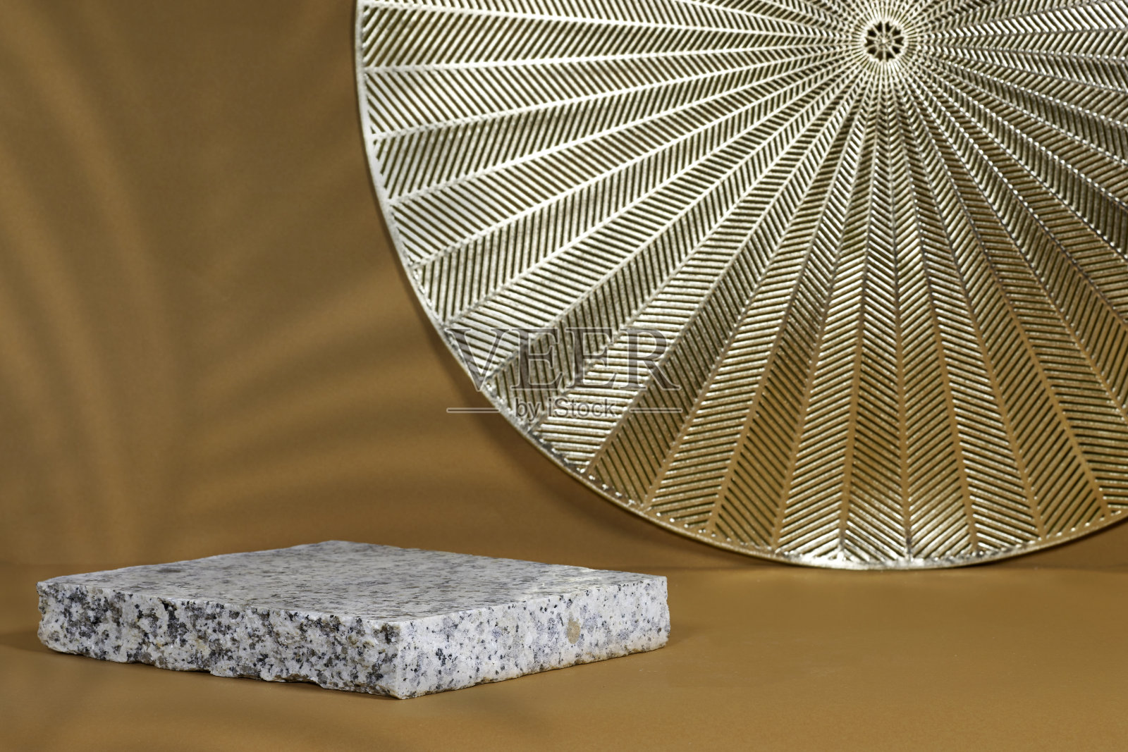 灰色大理石裙台或美石配金色圆形造型。产品推广美妆展示照片摄影图片