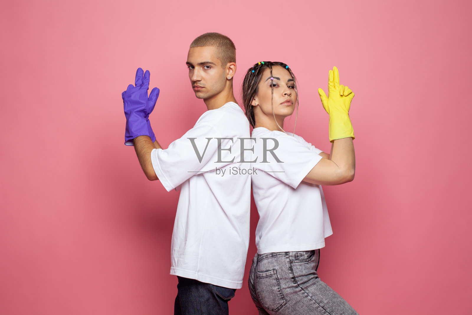 成功、自信、坚强的年轻男女准备在粉红色背景上打扫房子的肖像照片摄影图片