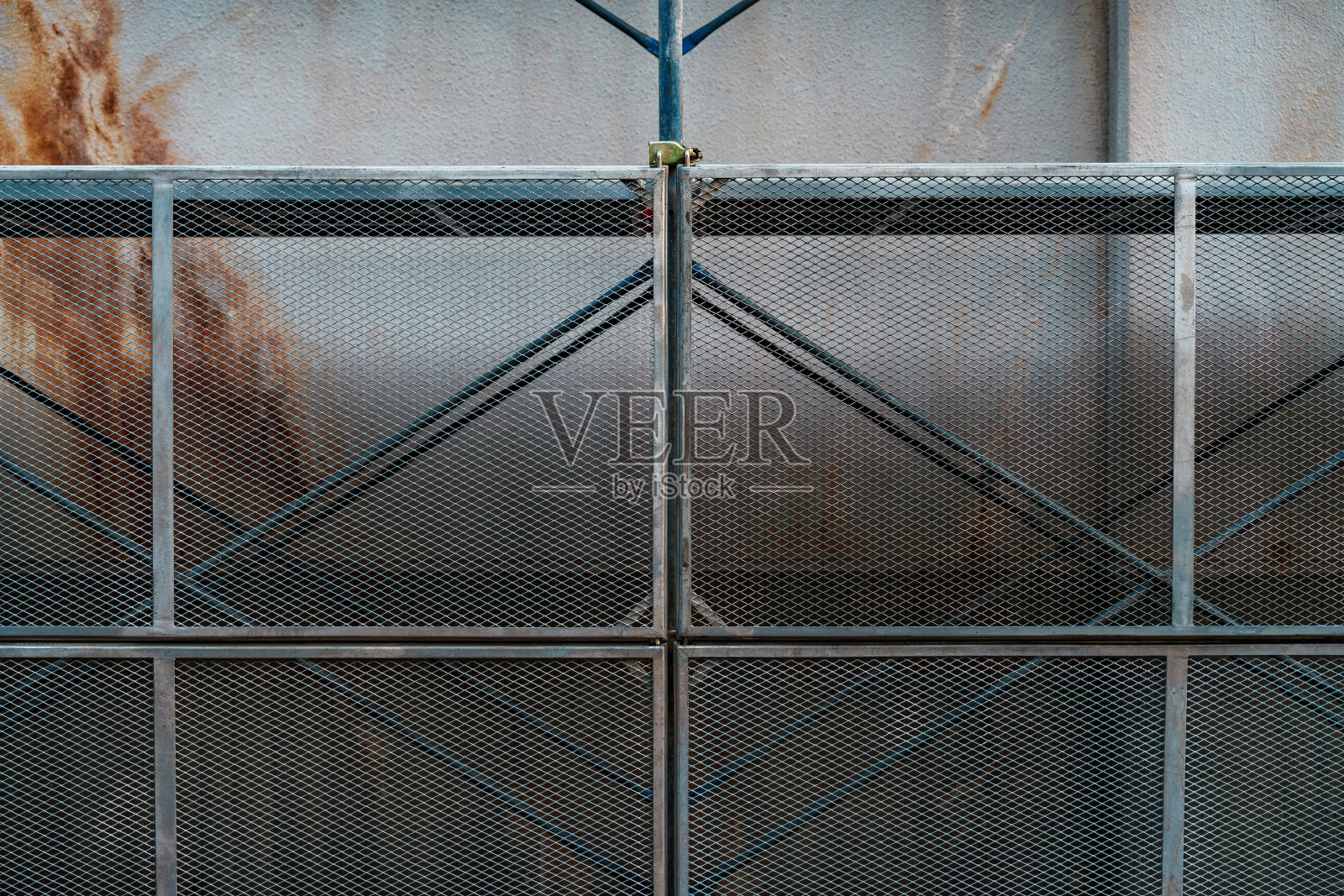 用于公寓维修工作的脚手架和围栏照片摄影图片