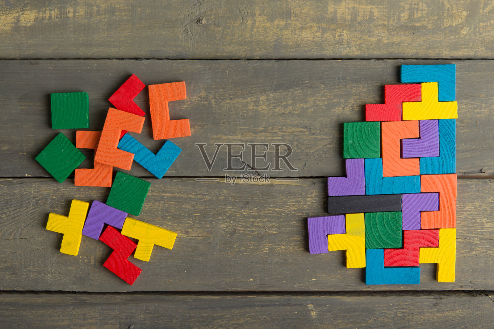 创意解决方案——经营理念，木桌上的拼图照片摄影图片