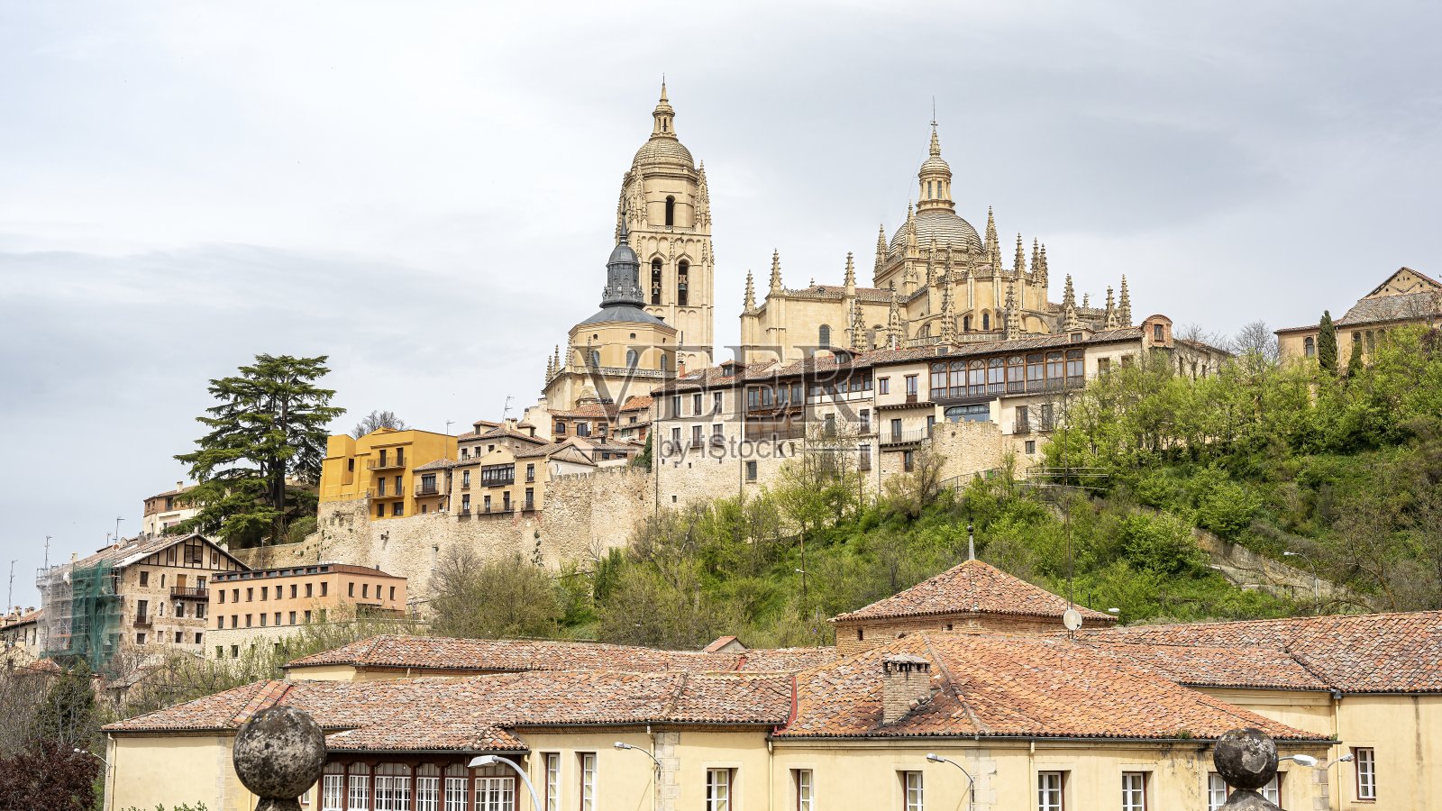 哥特式风格的圣母升天大教堂和圣弗鲁托斯教堂照片摄影图片