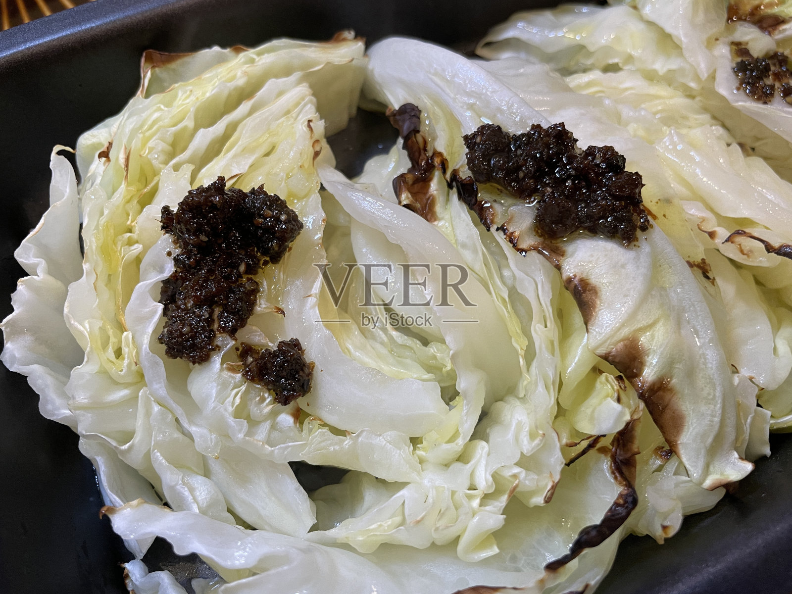 在煤气炉上烤卷心菜照片摄影图片