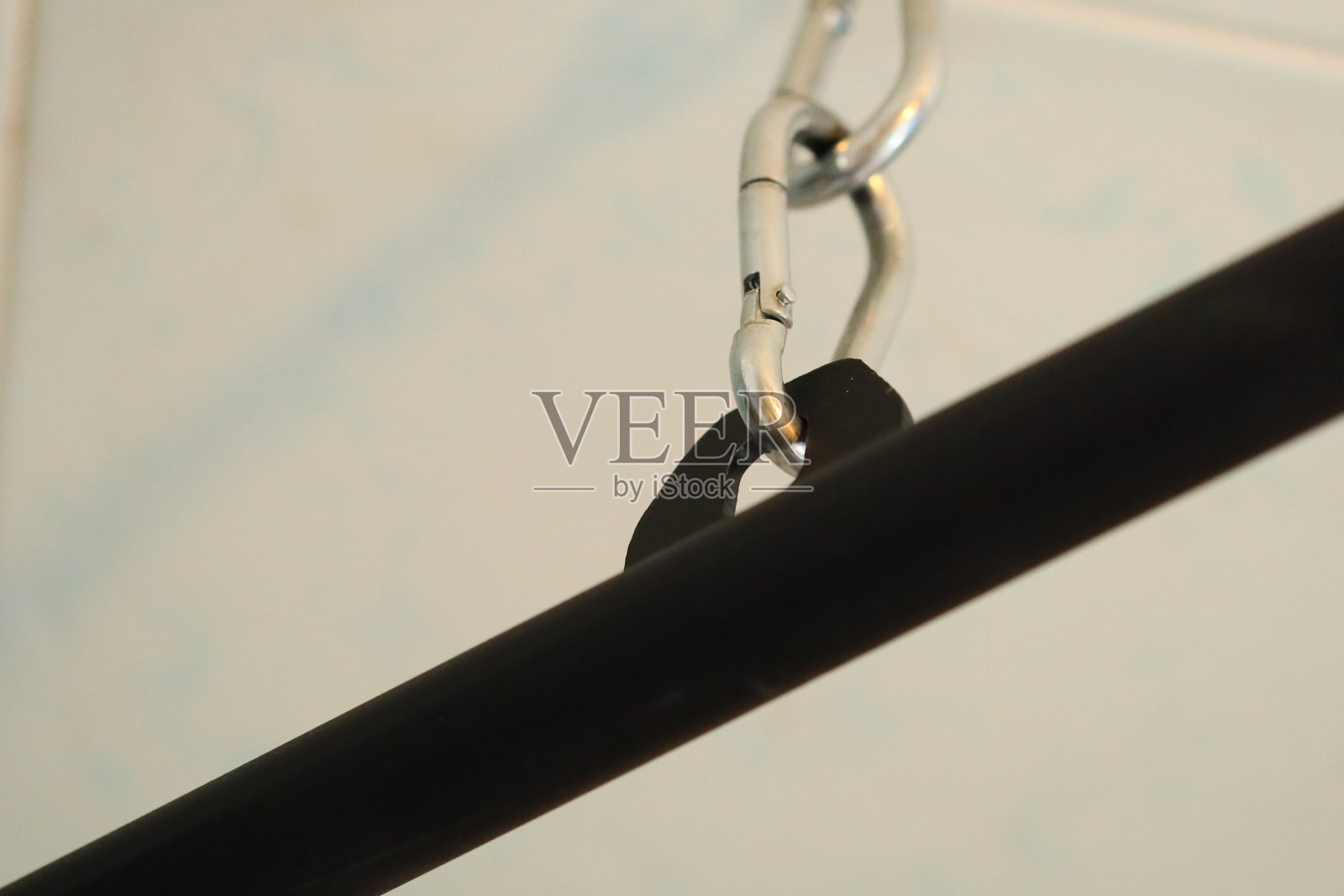 杆子上的金属链的详细视图。适合工业概念照片摄影图片