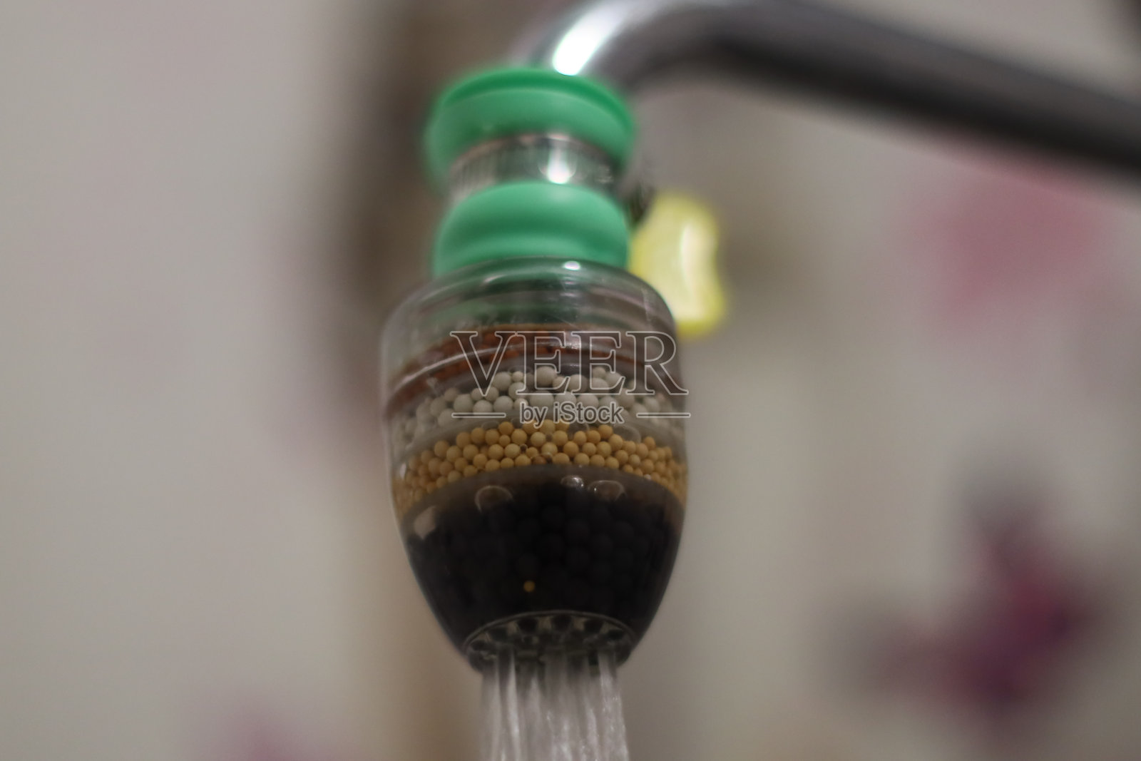 自来水龙头的特写镜头。非常适合管道或节水概念照片摄影图片