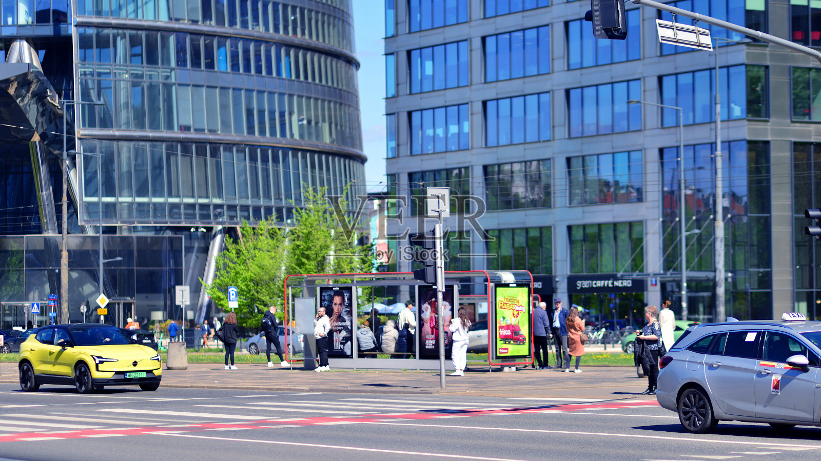 以汽车和建筑物为背景的市中心。照片摄影图片