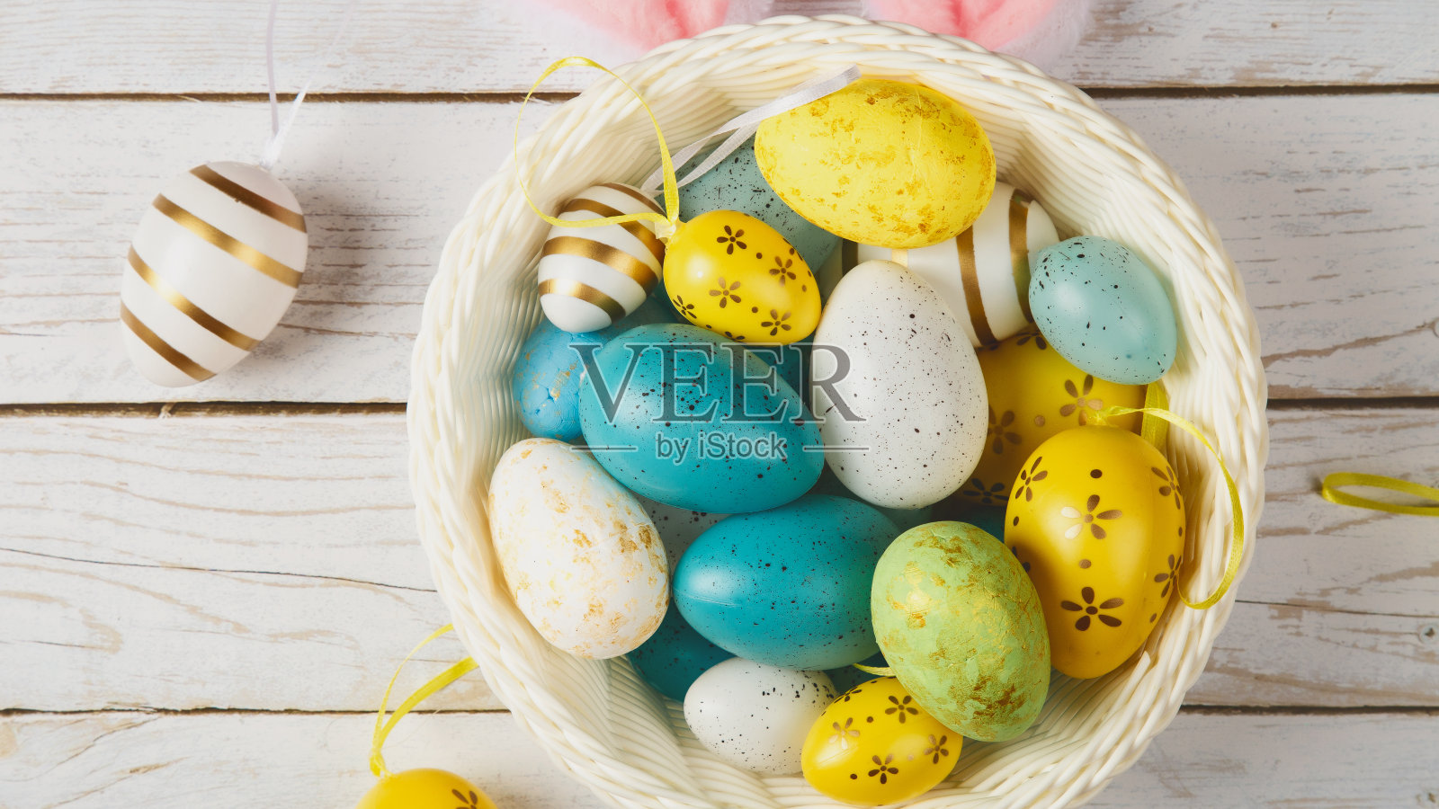 复活节快乐。节日背景与复活节彩蛋装饰木制背景照片摄影图片