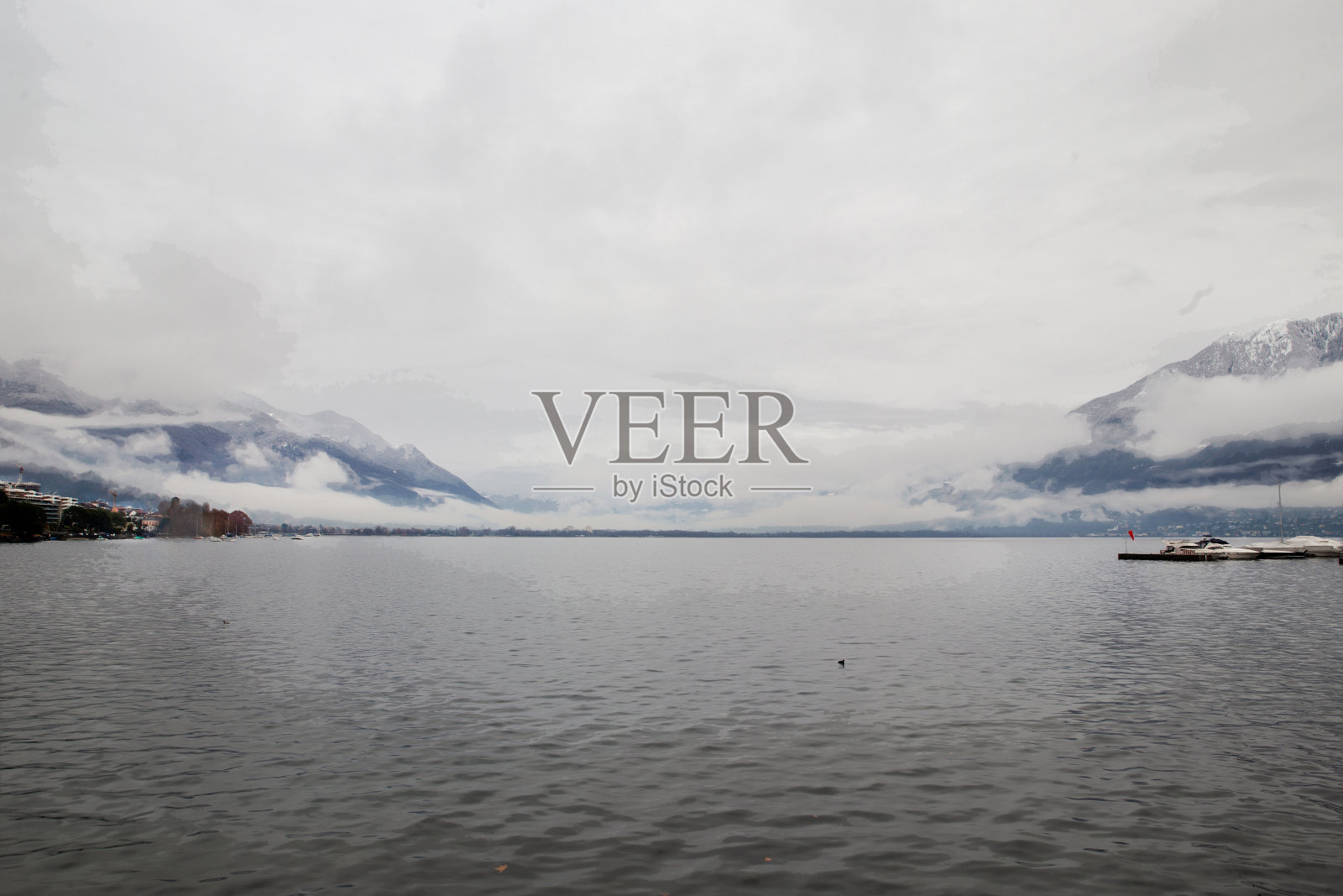 泊位和码头洛迦诺和马焦雷湖和瑞士阿尔卑斯山的距离照片摄影图片