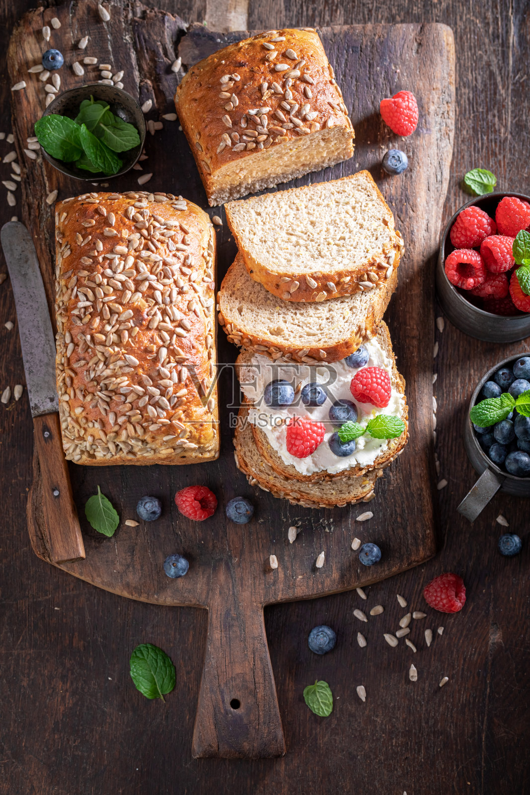 健康和自制全麦面包与奶酪和水果。照片摄影图片