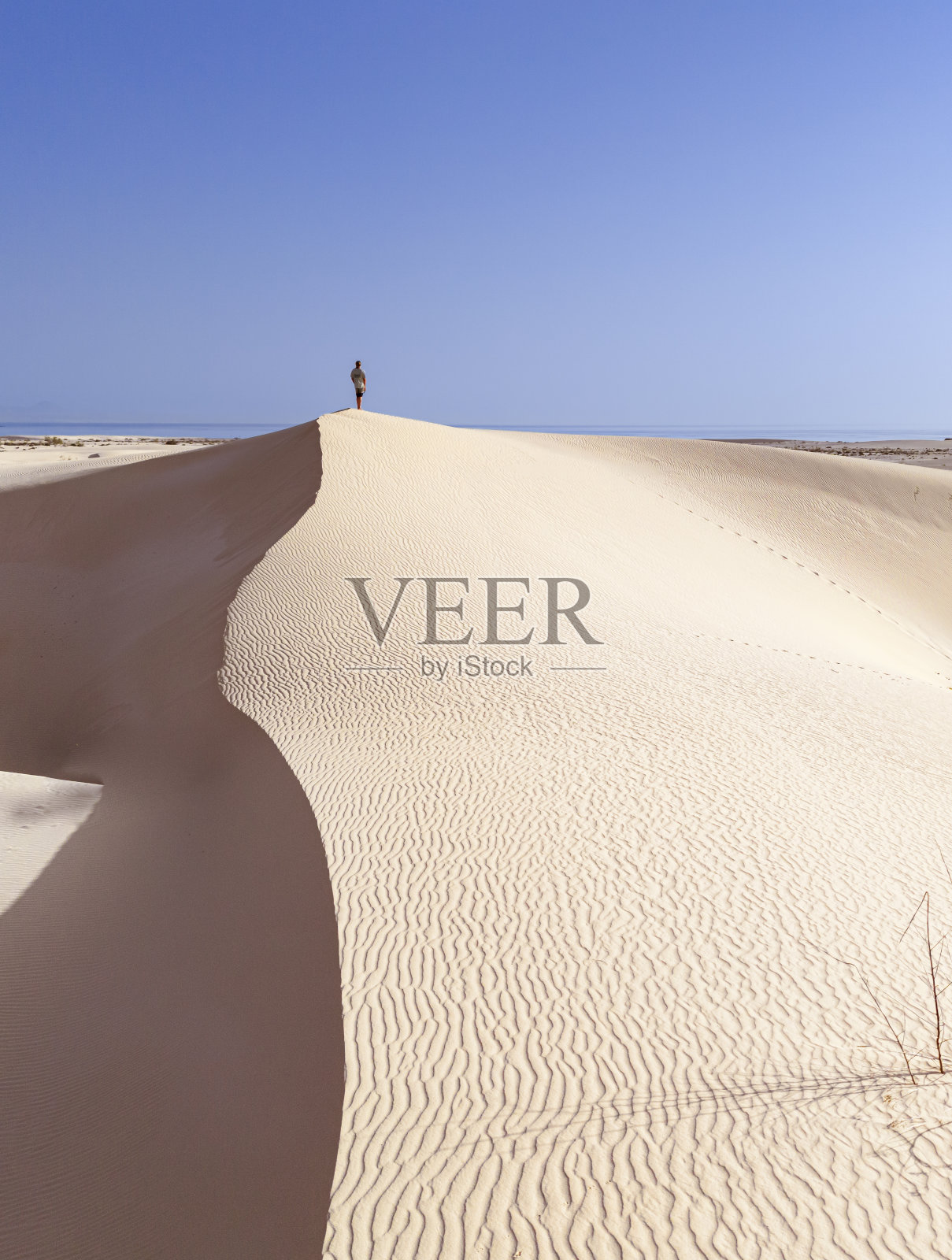 在西班牙富埃特文图拉加那利群岛科拉雷霍附近的清晨阳光下，鸟瞰自然公园戏剧性的沙丘照片摄影图片