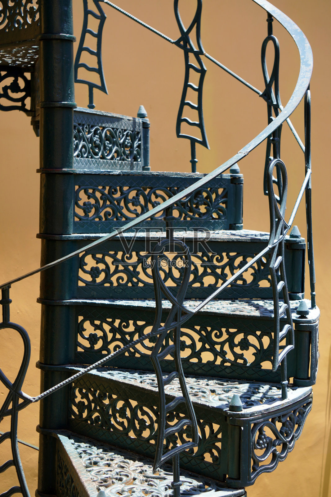 弯弯曲曲的锻铁楼梯照片摄影图片