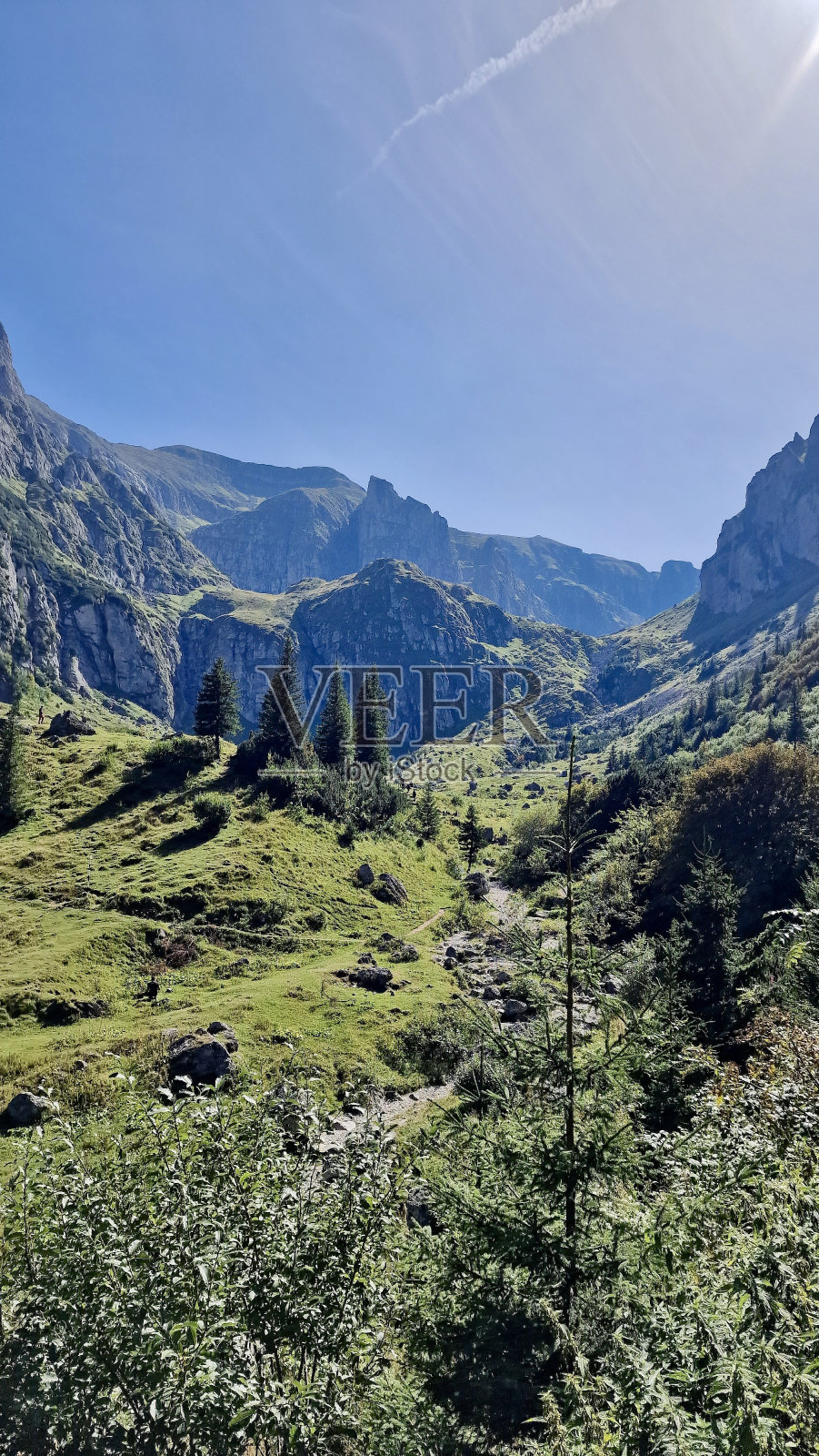 春天在罗马尼亚山区徒步旅行照片摄影图片