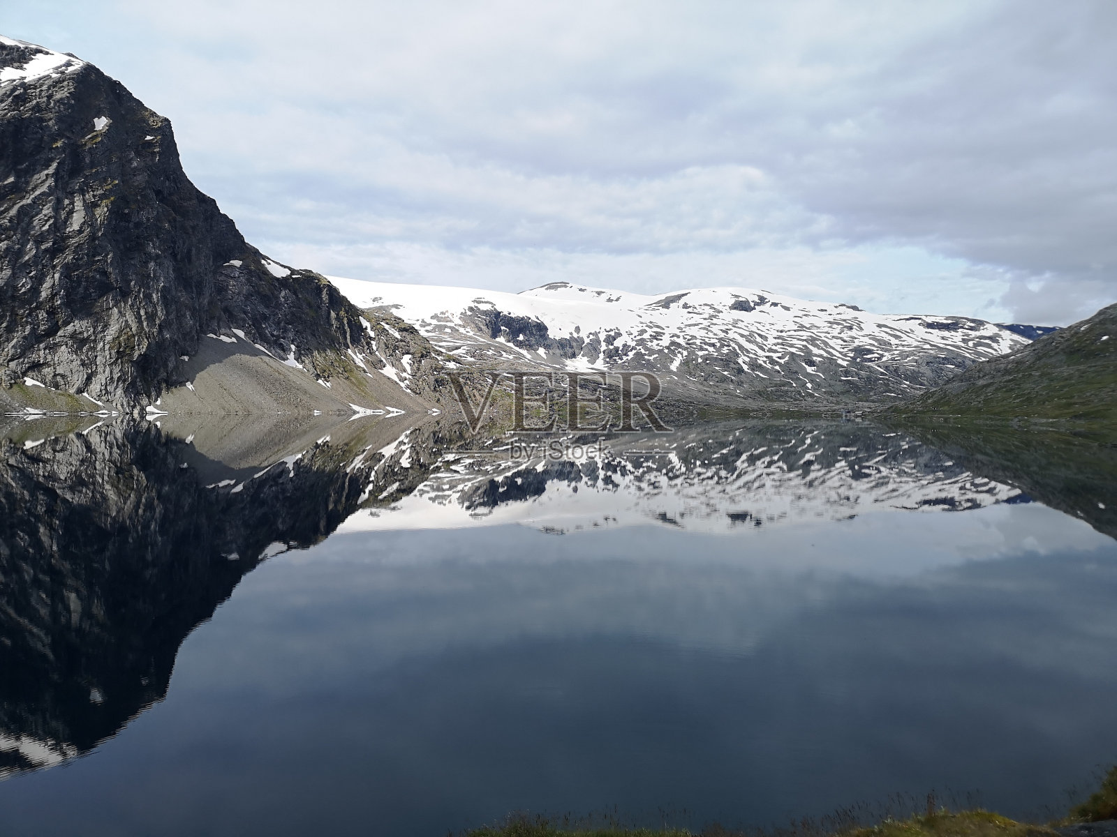 湖中倒影山照片摄影图片
