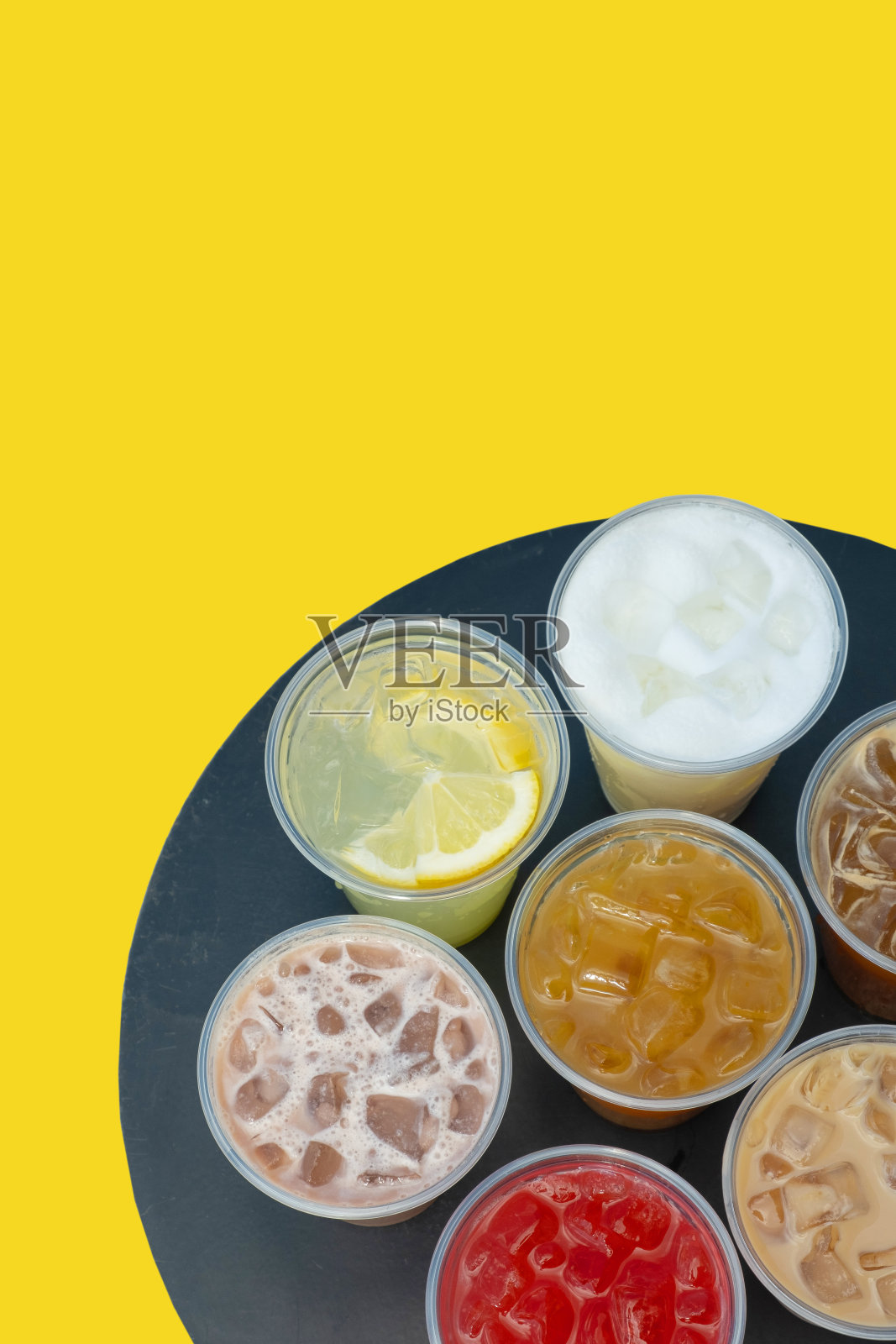 带冰的夏日饮料外卖杯。桌上有柠檬水和鸡尾酒照片摄影图片