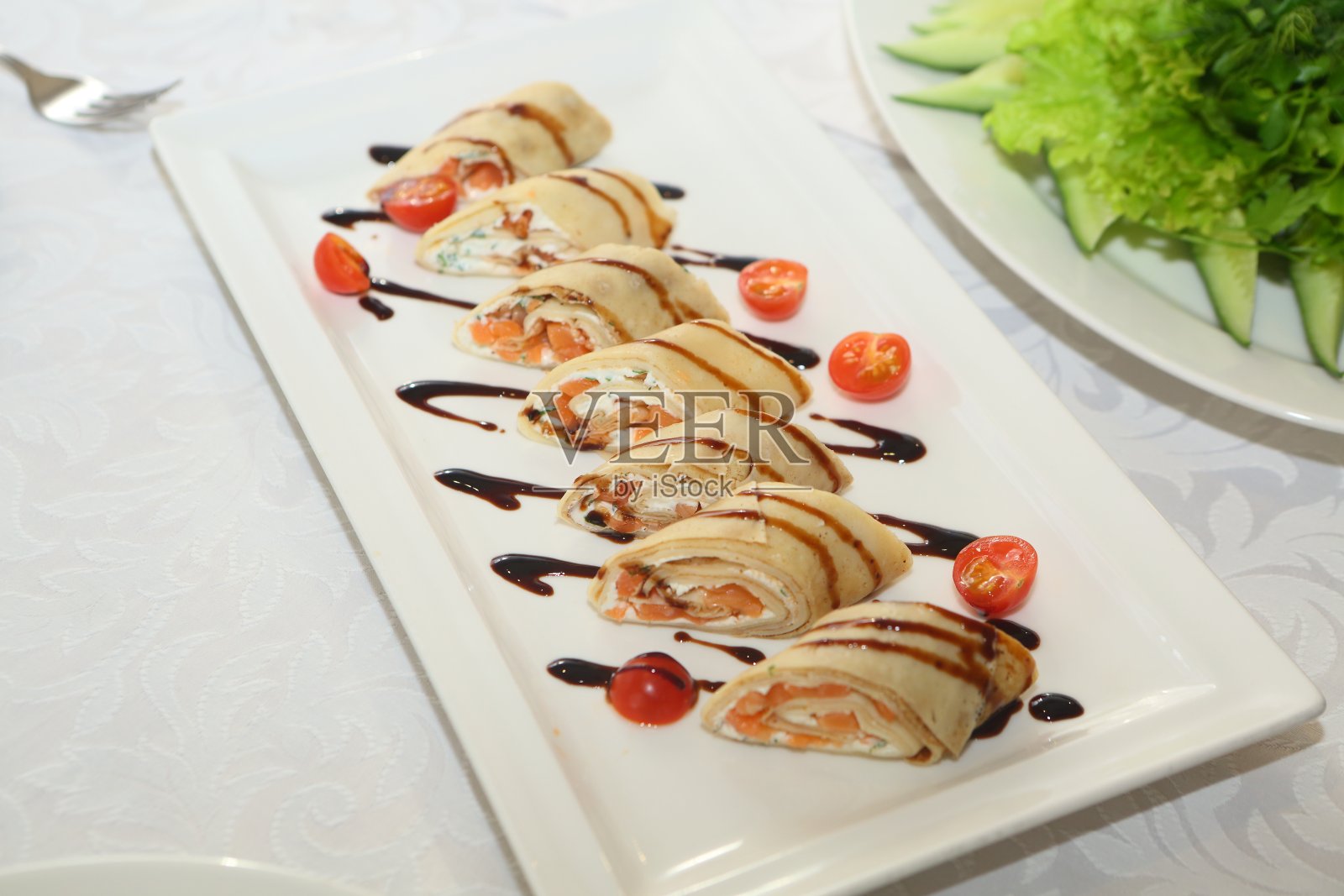 三文鱼煎饼照片摄影图片