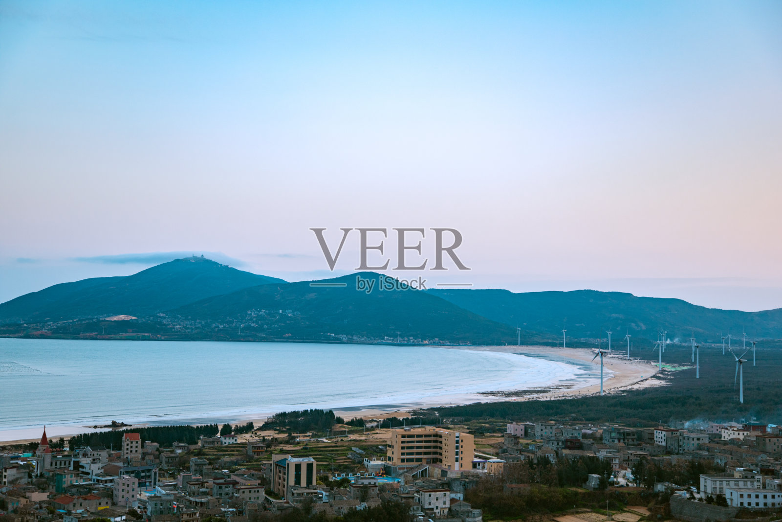 福建省福州市平潭岛-海上风力发电机照片摄影图片