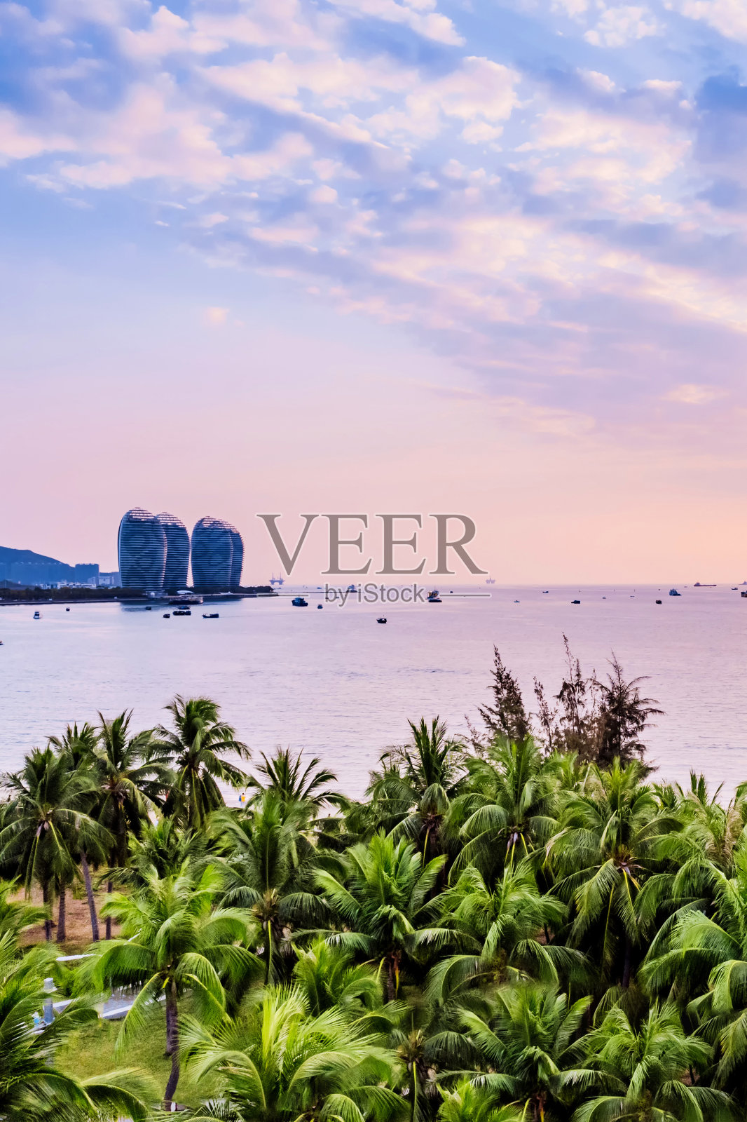 中国海南三亚湾海滨椰林的黄昏景色照片摄影图片