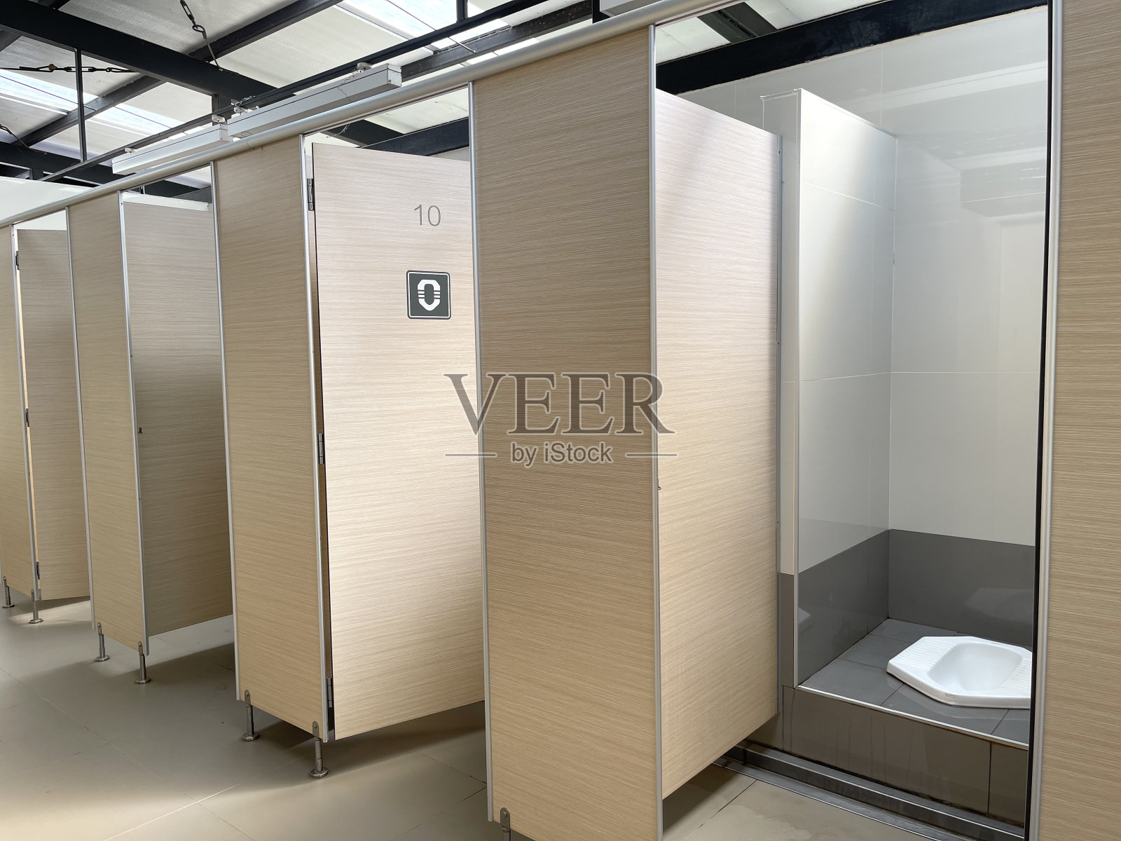 一排公厕用白色隔断装饰照片摄影图片