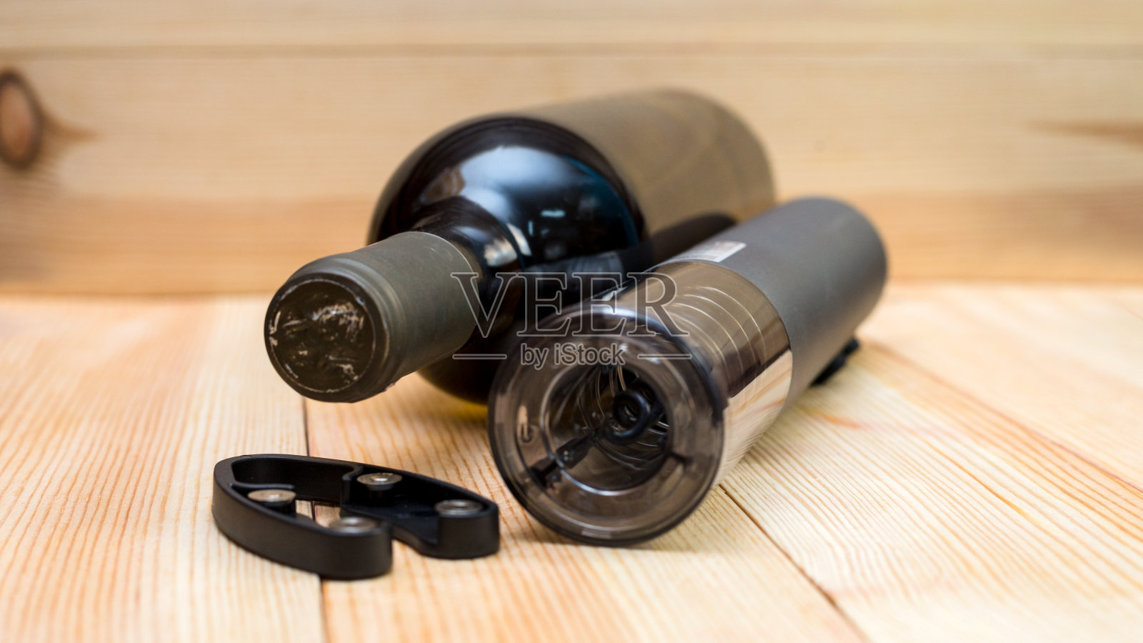 电动开瓶器，葡萄酒瓶子和电影开瓶器在轻木背景照片摄影图片