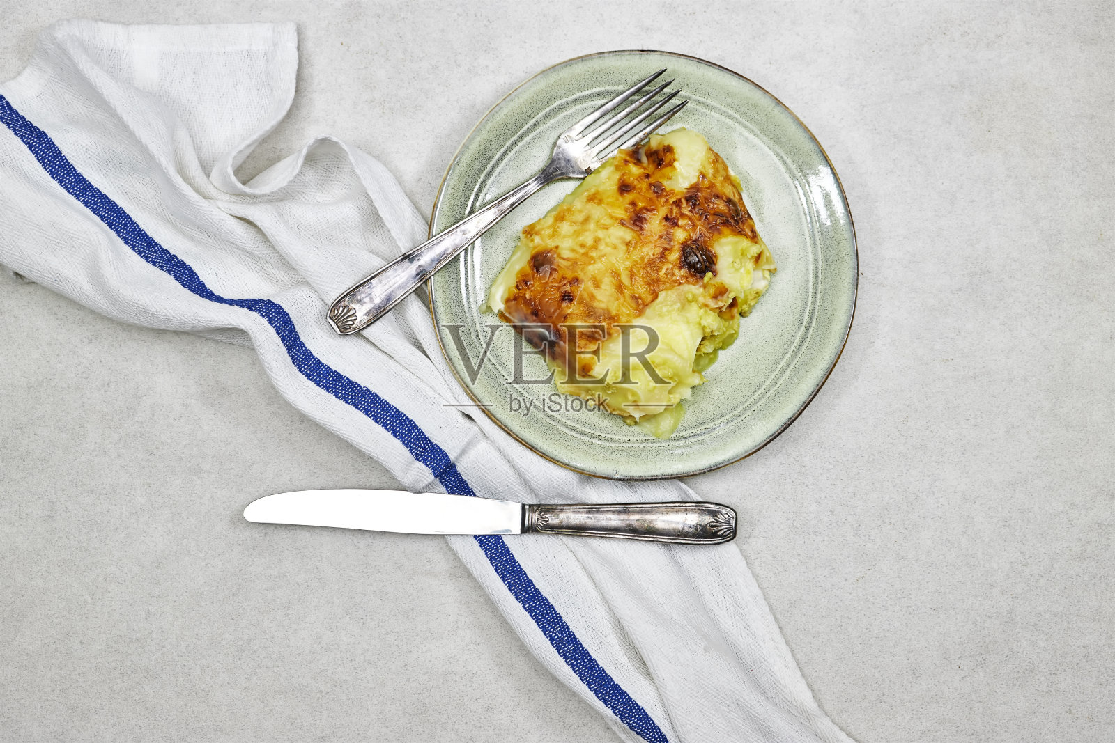 传统的鸡肉牧羊人派提供了一个乡村陶瓷现代设计板的特写照片摄影图片