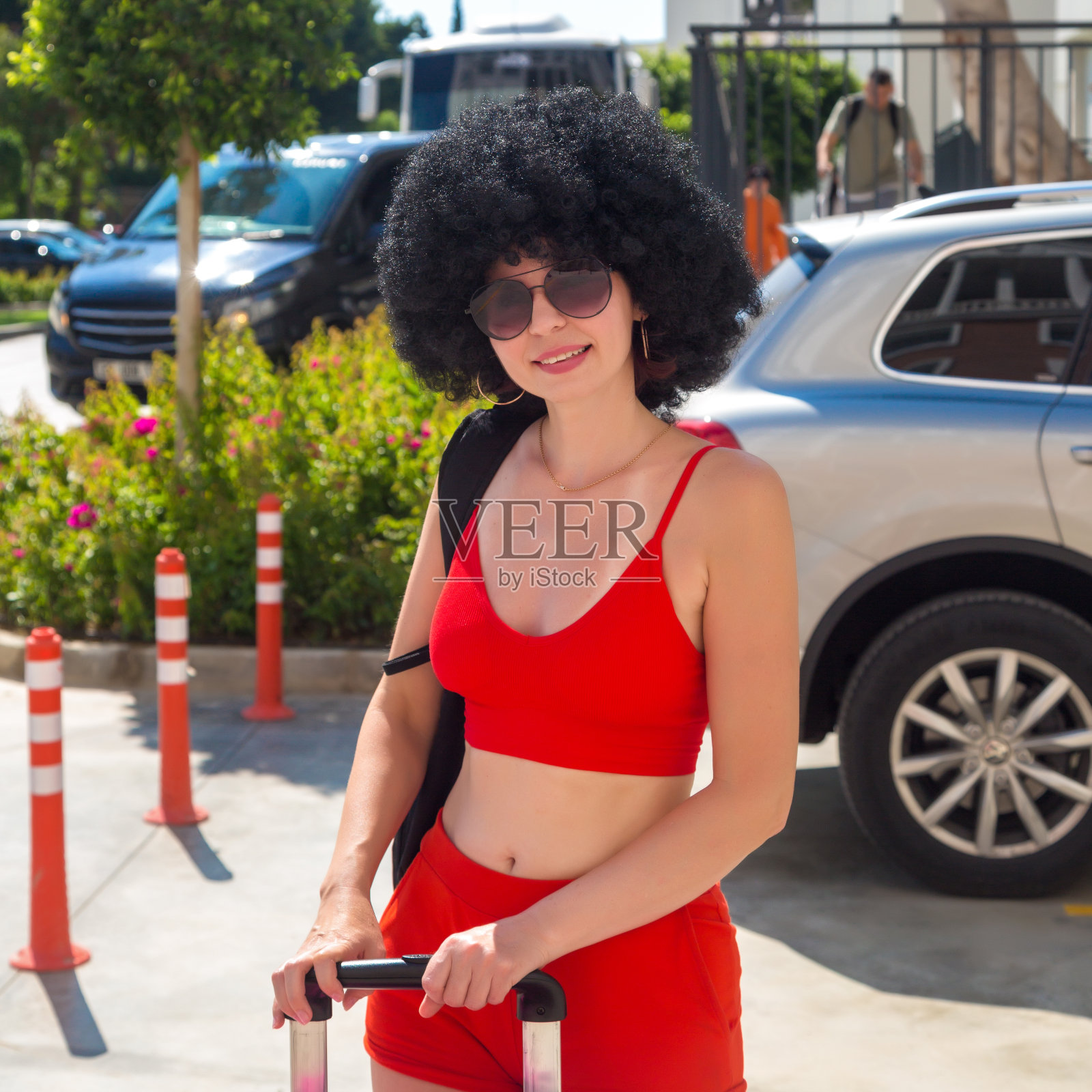 女人开始了她的梦想之旅，等待一个美妙的假期照片摄影图片