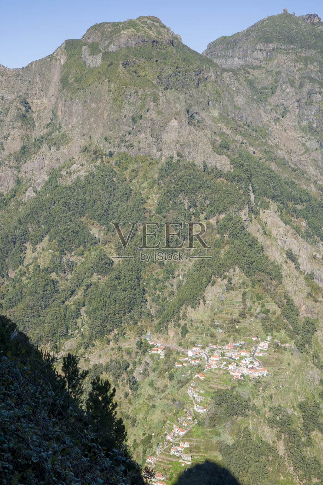 Eira do Serrado位于马德拉岛内部，有山脉和列瓦达斯照片摄影图片