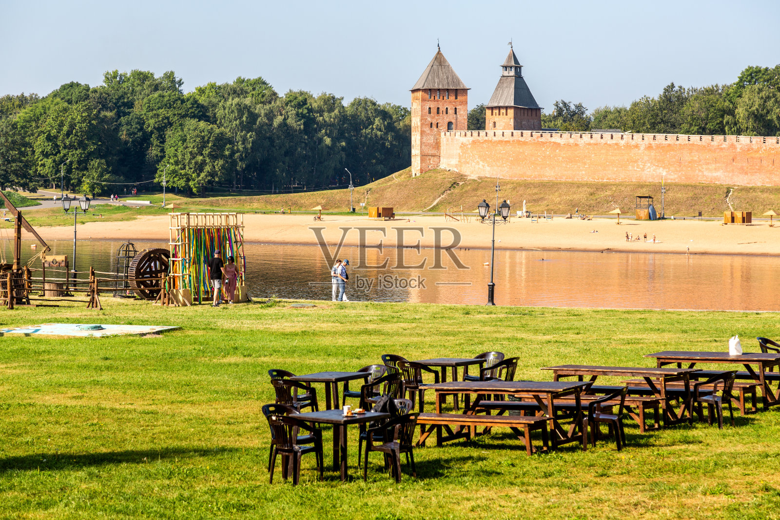 以诺夫哥罗德克里姆林宫为背景的夏季传统户外民间节日照片摄影图片